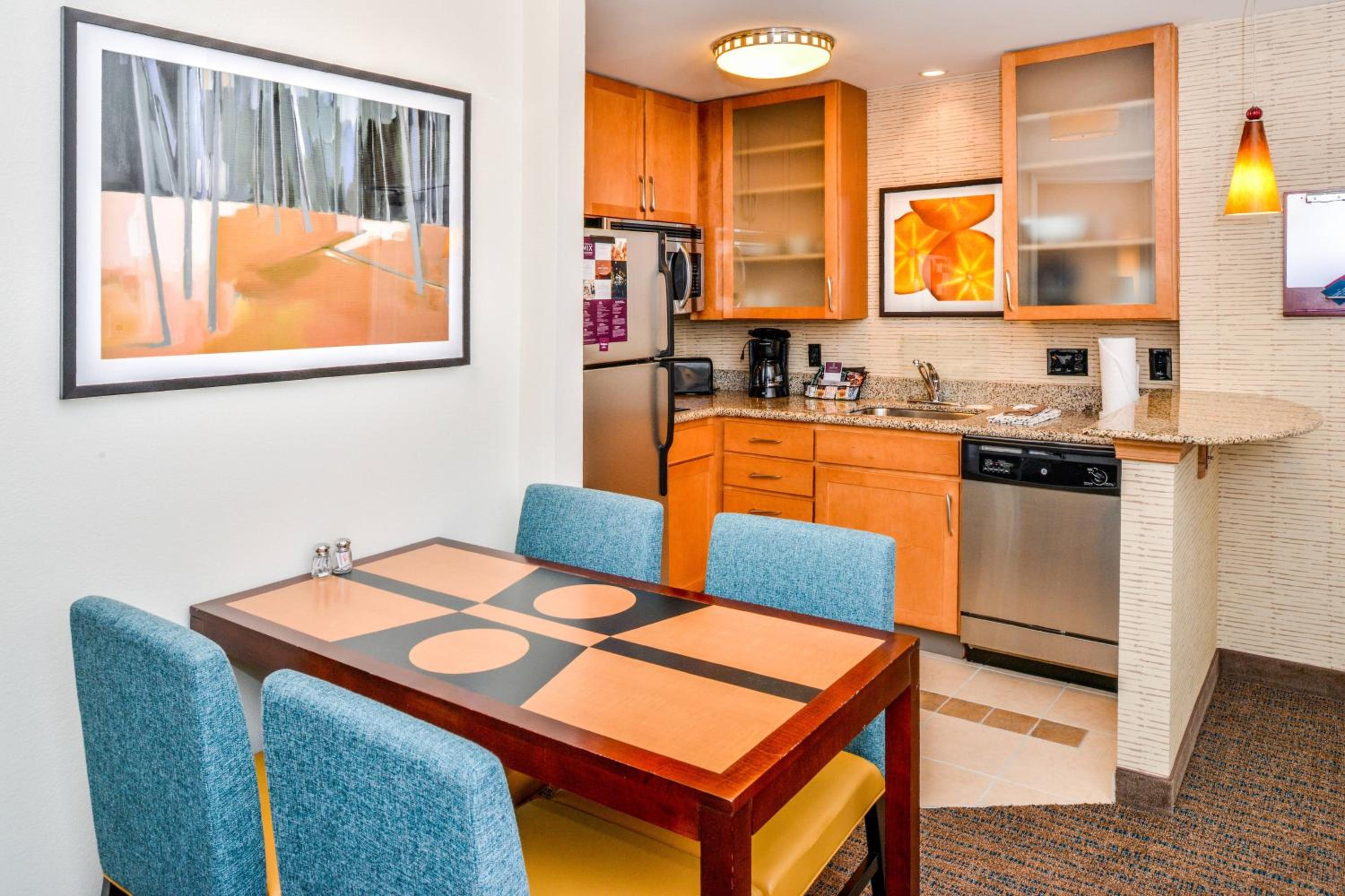 One-Bedroom Suite with Two Queen Beds and Sofa Bed - Photo 4