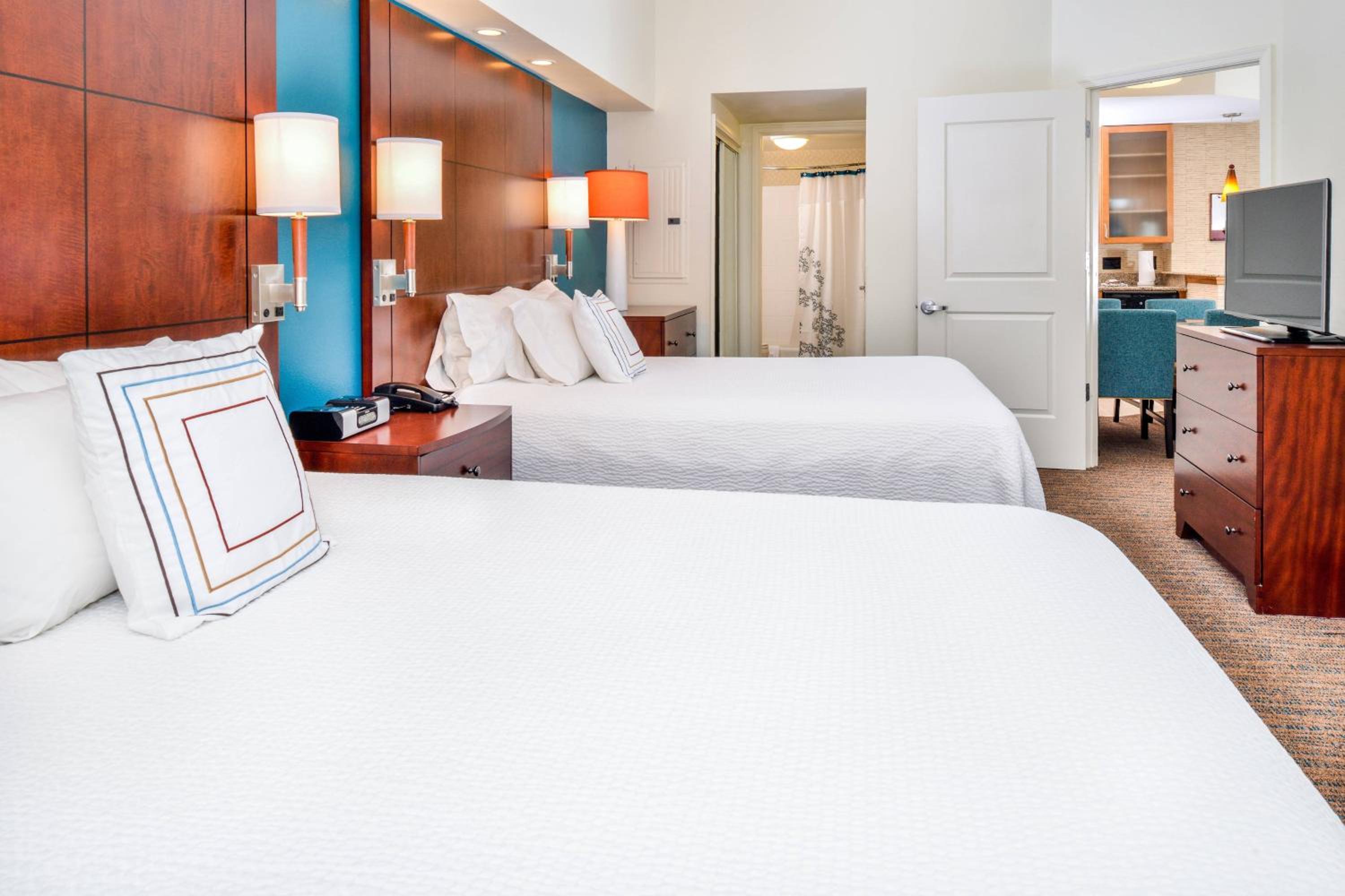 One-Bedroom Suite with Two Queen Beds and Sofa Bed - Photo 2