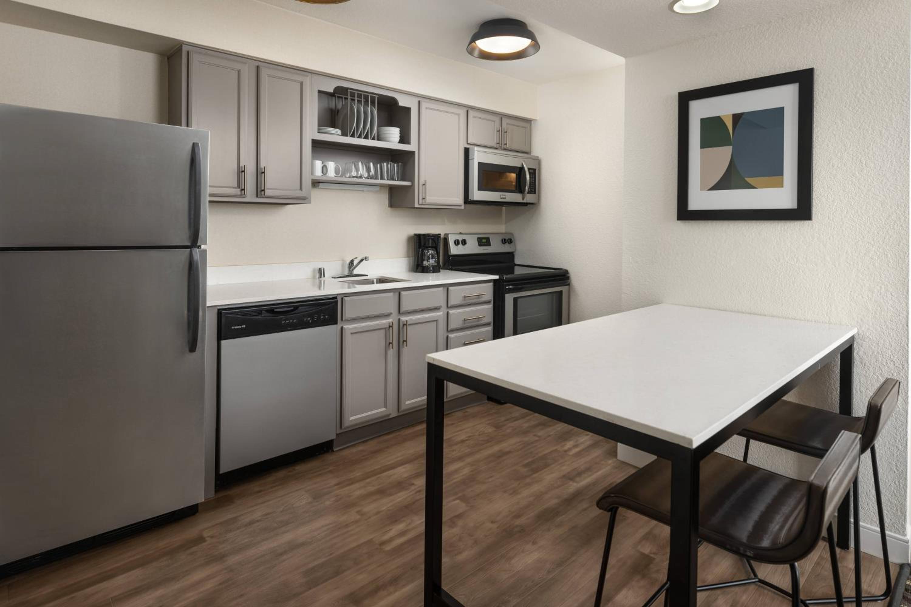 Queen Studio with Sofa Bed and Transfer Shower - Mobility Accessible photo 2