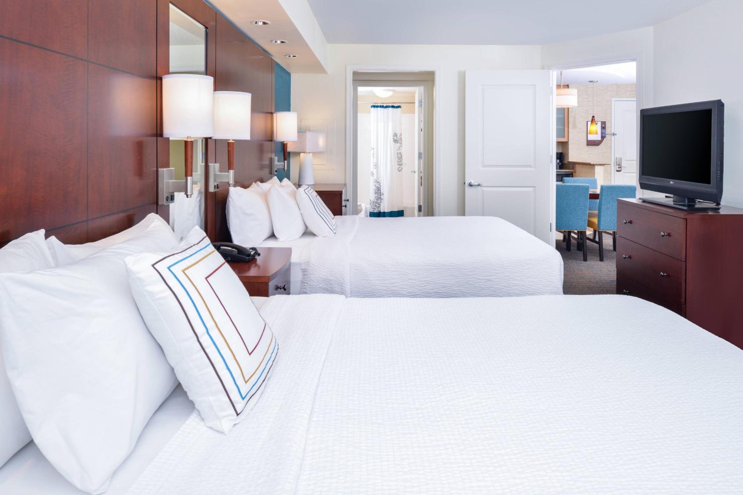 One-Bedroom Suite with Two Queen Beds and Sofa Bed - Photo 2