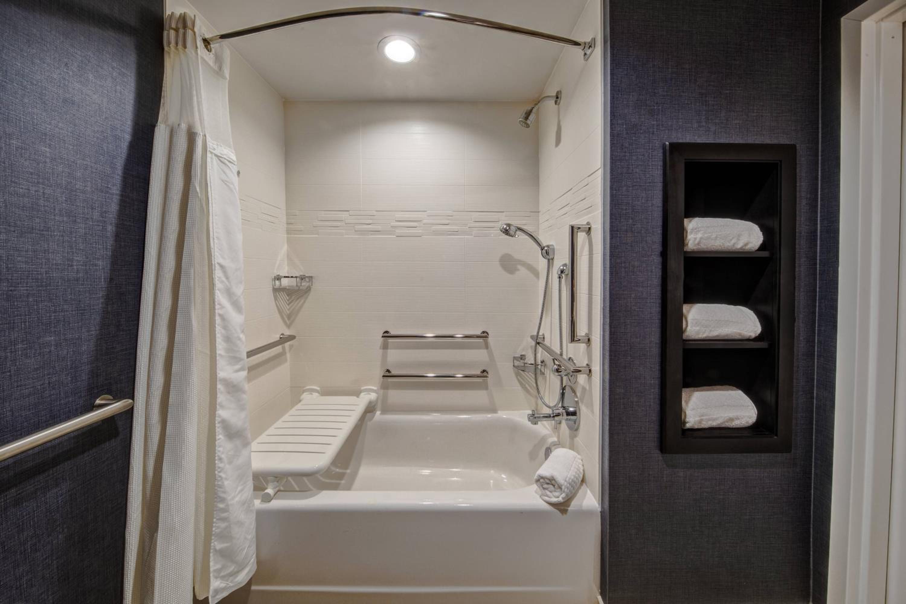 King Studio with Sofa Bed - Hearing Accessible photo 3