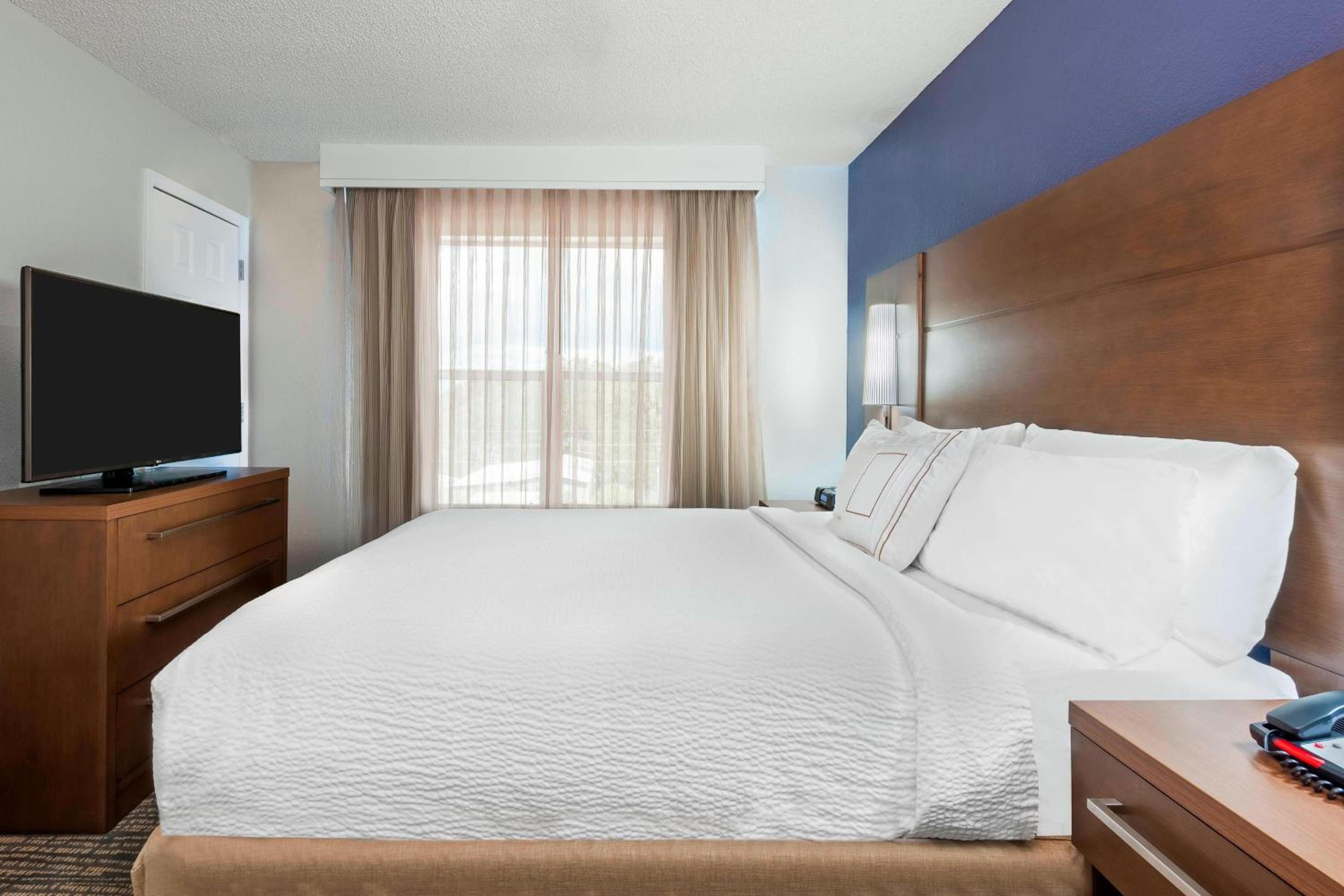 One-Bedroom Queen Suite with Sofa Bed - Hearing Accessible photo 2