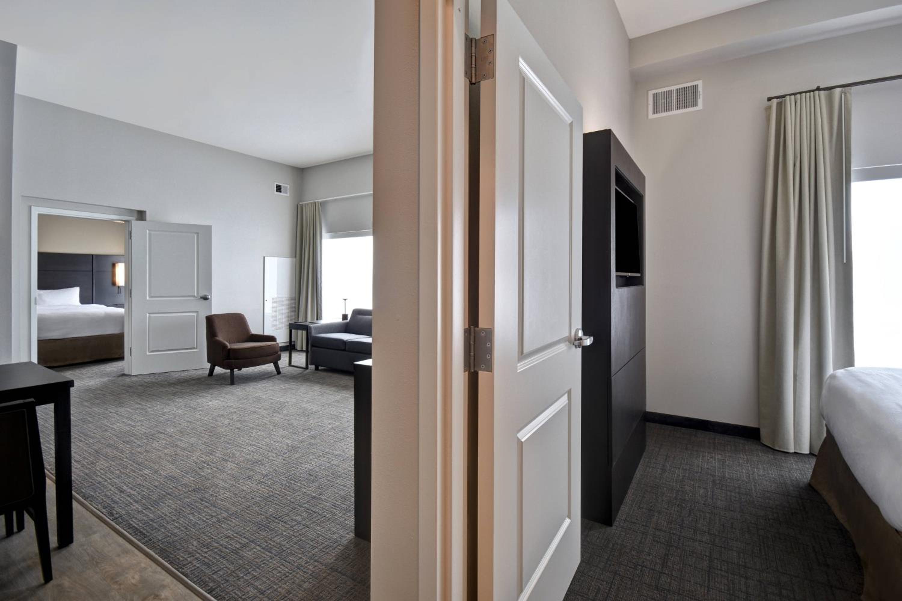 Two-Bedroom Suite with Adapted Tub - Mobility Accessible