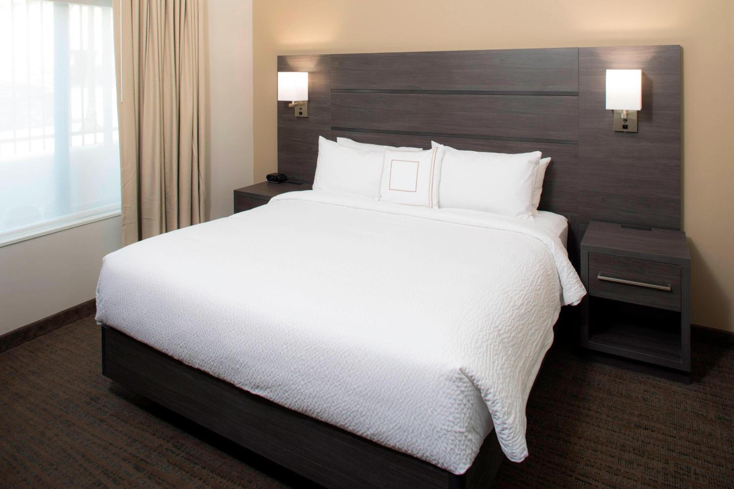 One-Bedroom King Suite with Sofa Bed and City View - Hearing Accessible photo 3