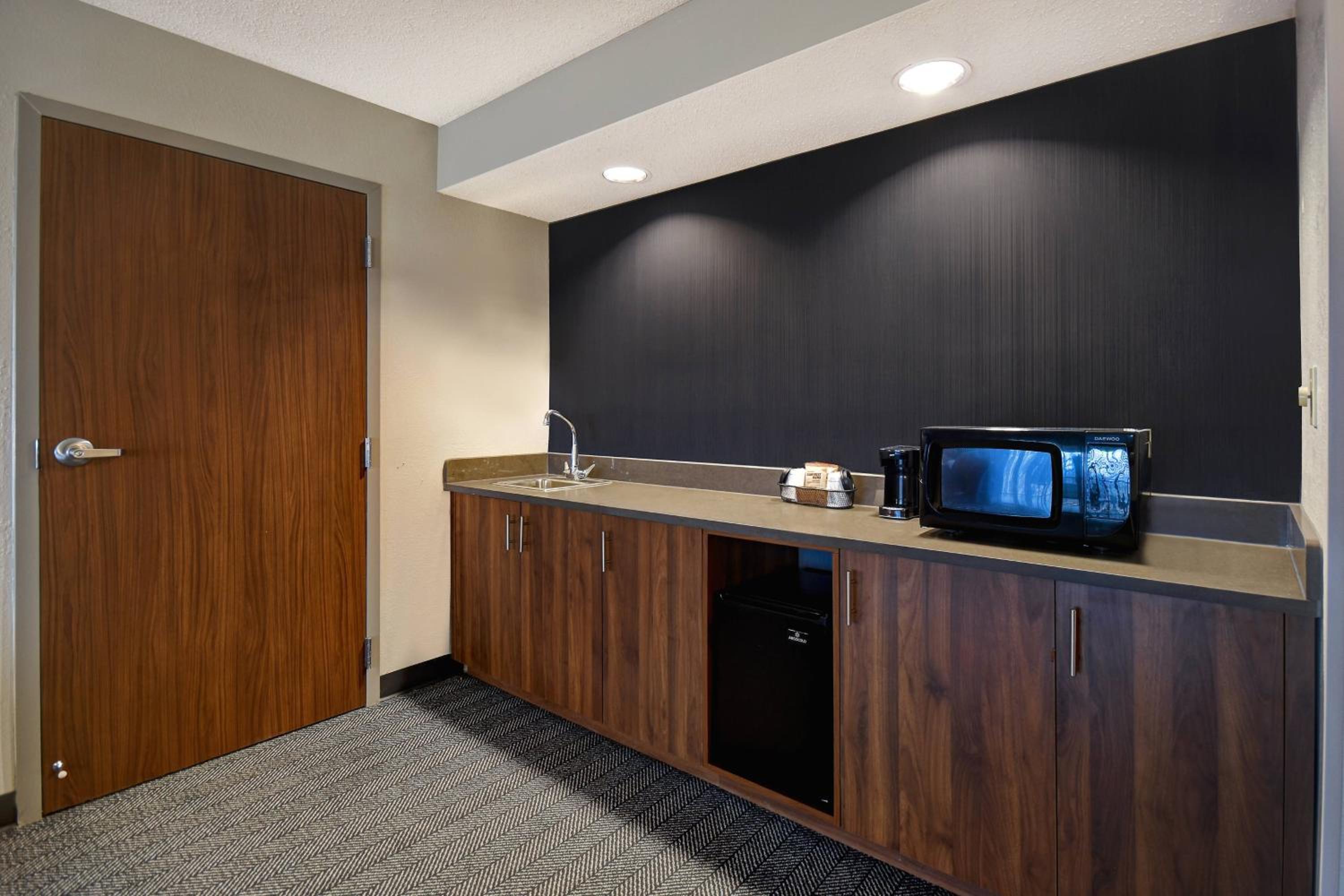 One-Bedroom King Suite with Private Patio, Roll-In Shower and Sofa Bed - Mobility Access - Photo 6