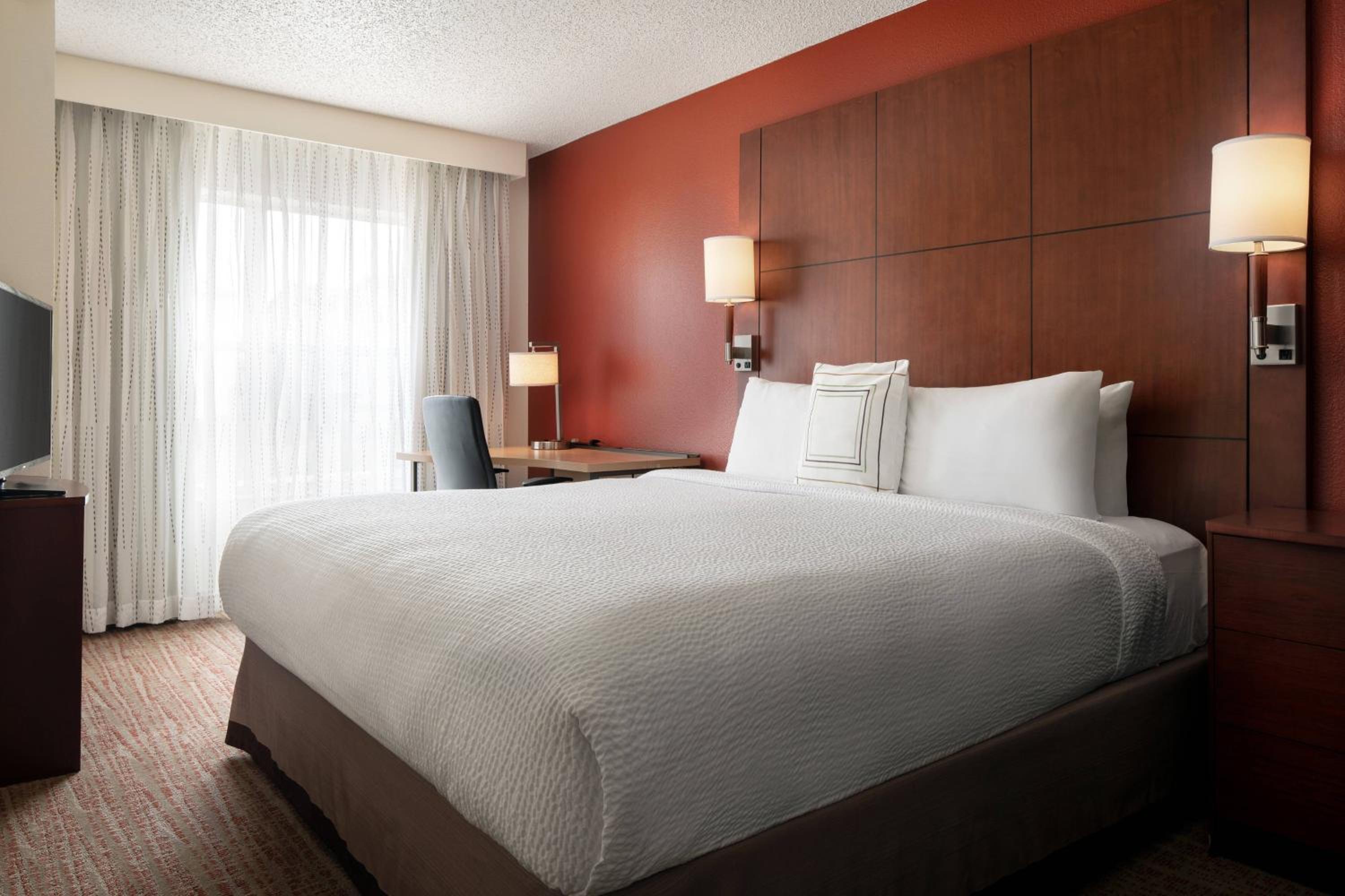 Two-Bedroom Suite with Roll-In Shower - Mobility Accessible photo 3