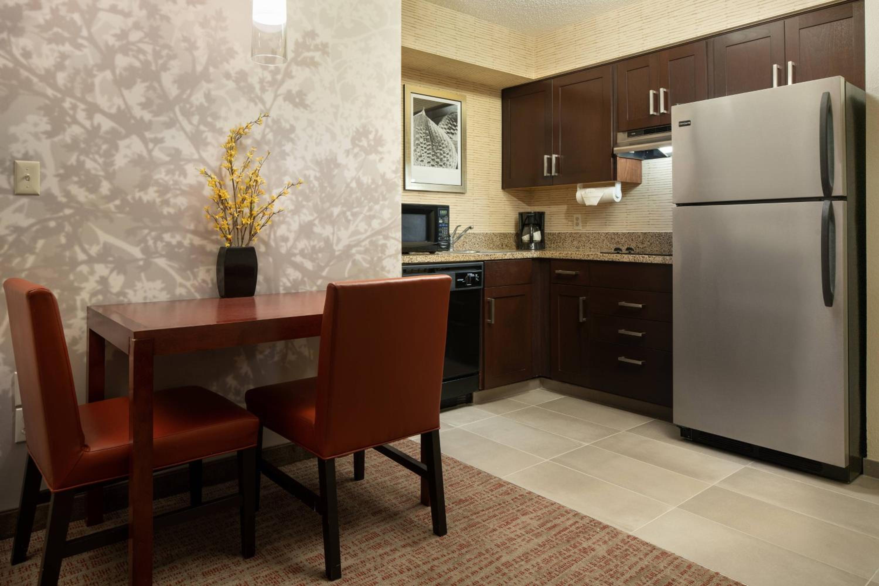One-Bedroom Queen Suite with Sofa Bed and Adapted Tub - Mobility and Hearing Accessible photo 3