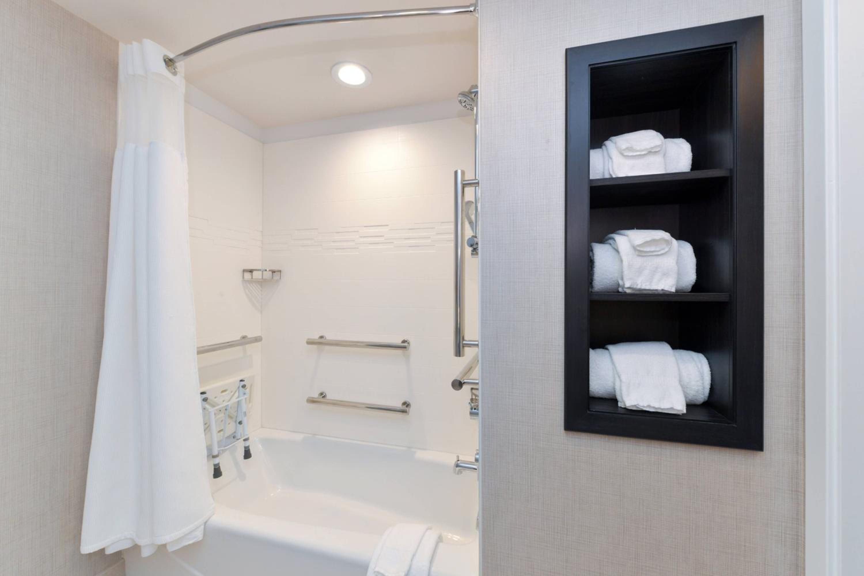 King Studio with Sofa Bed and Adapted Tub - Mobility Accessible - Photo 3