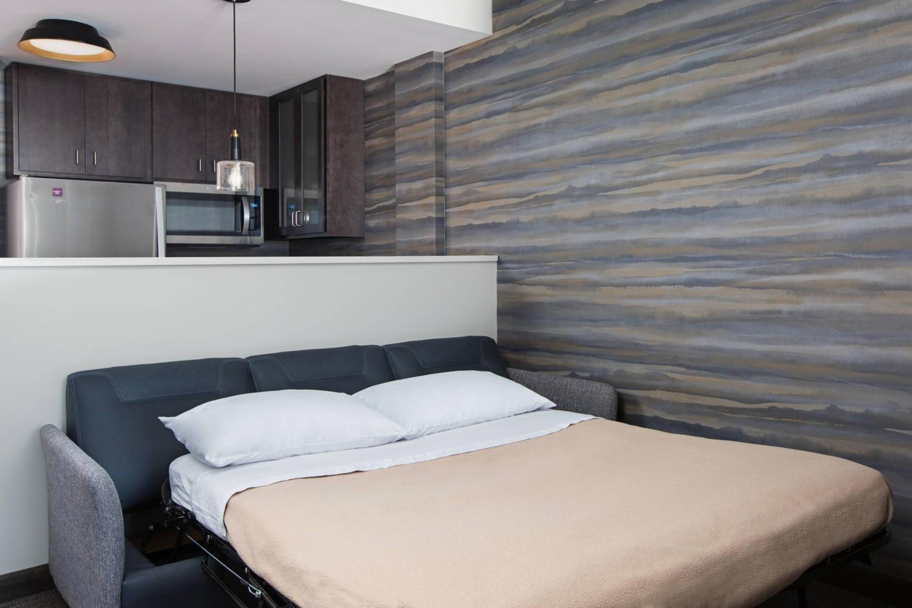 King Studio with Sofa Bed and Adapted Tub - Mobility Accessible photo 2