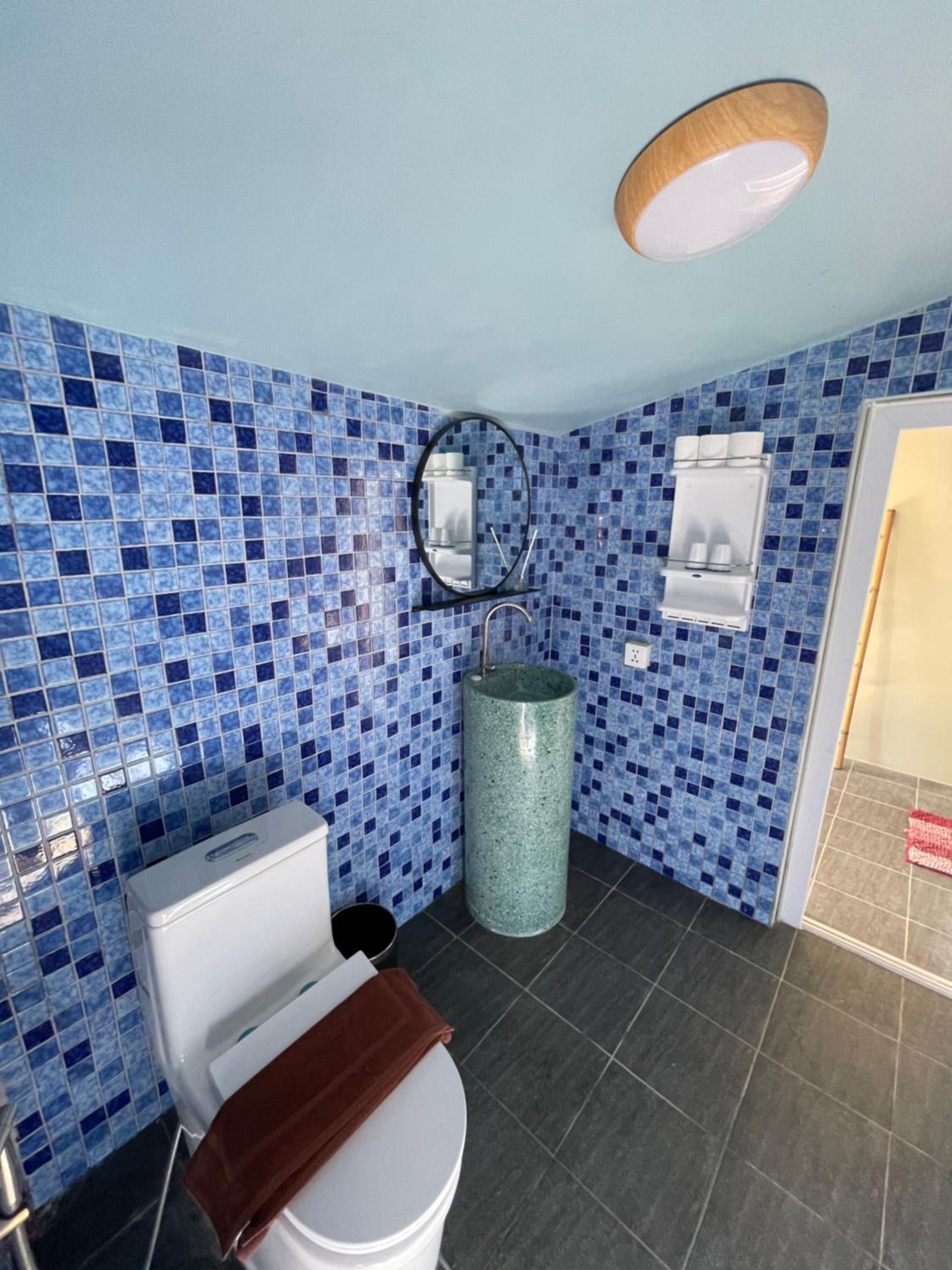 Deluxe Queen Suite - Photo 7