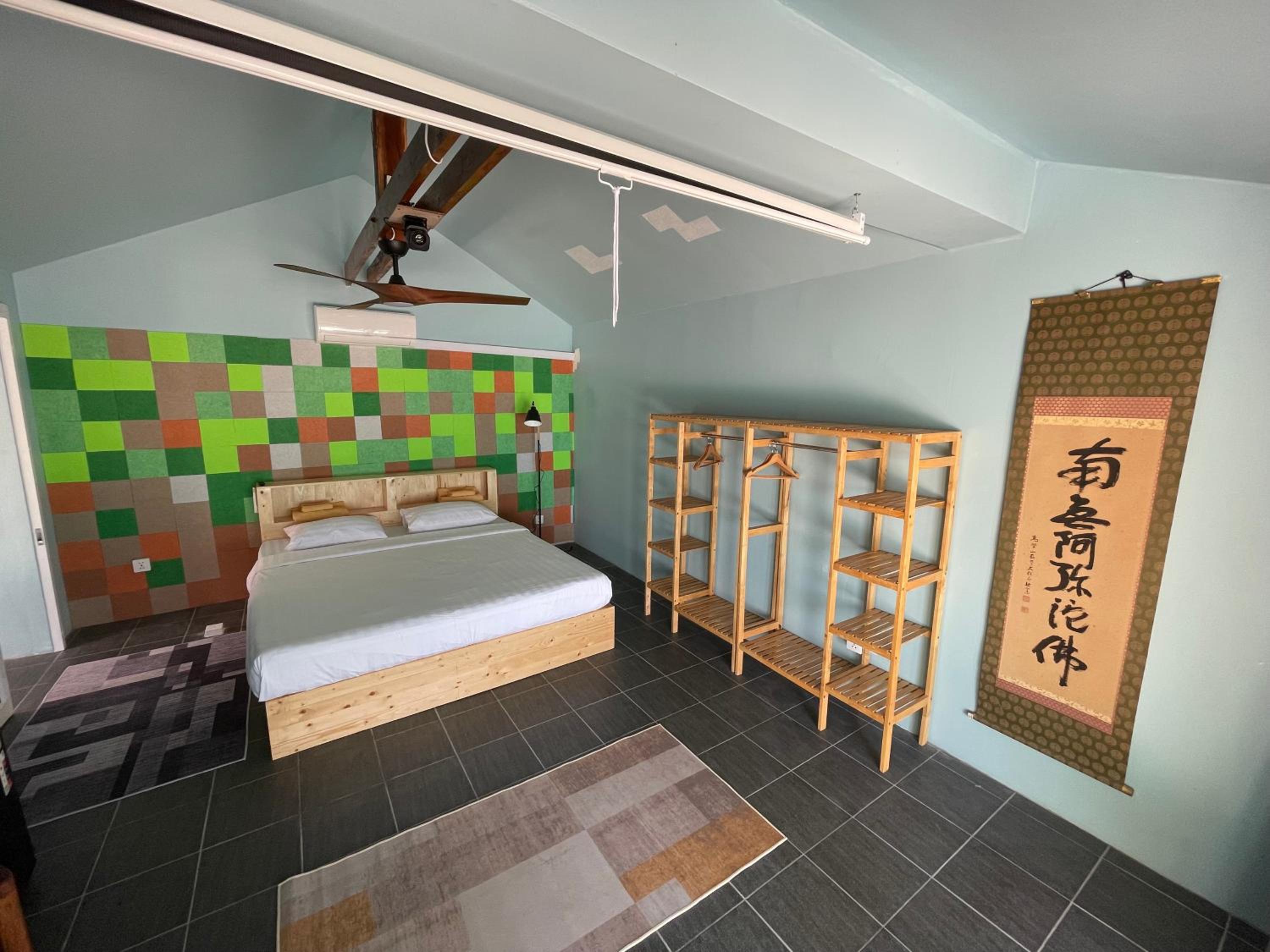 Deluxe Queen Suite - Photo 9