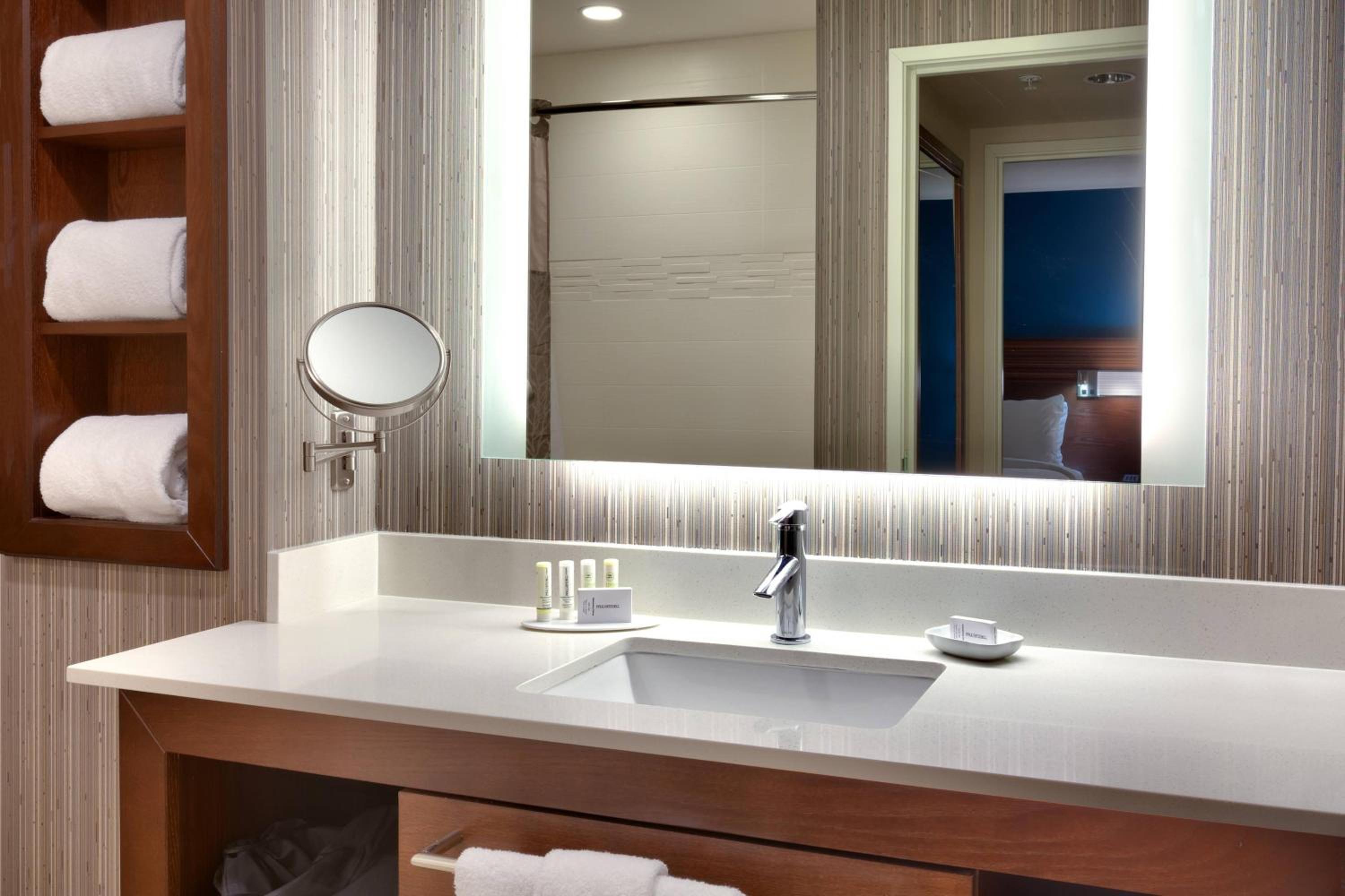 One-Bedroom Queen Suite with Sofa Bed and Adapted Tub - Mobility Accessible photo 3