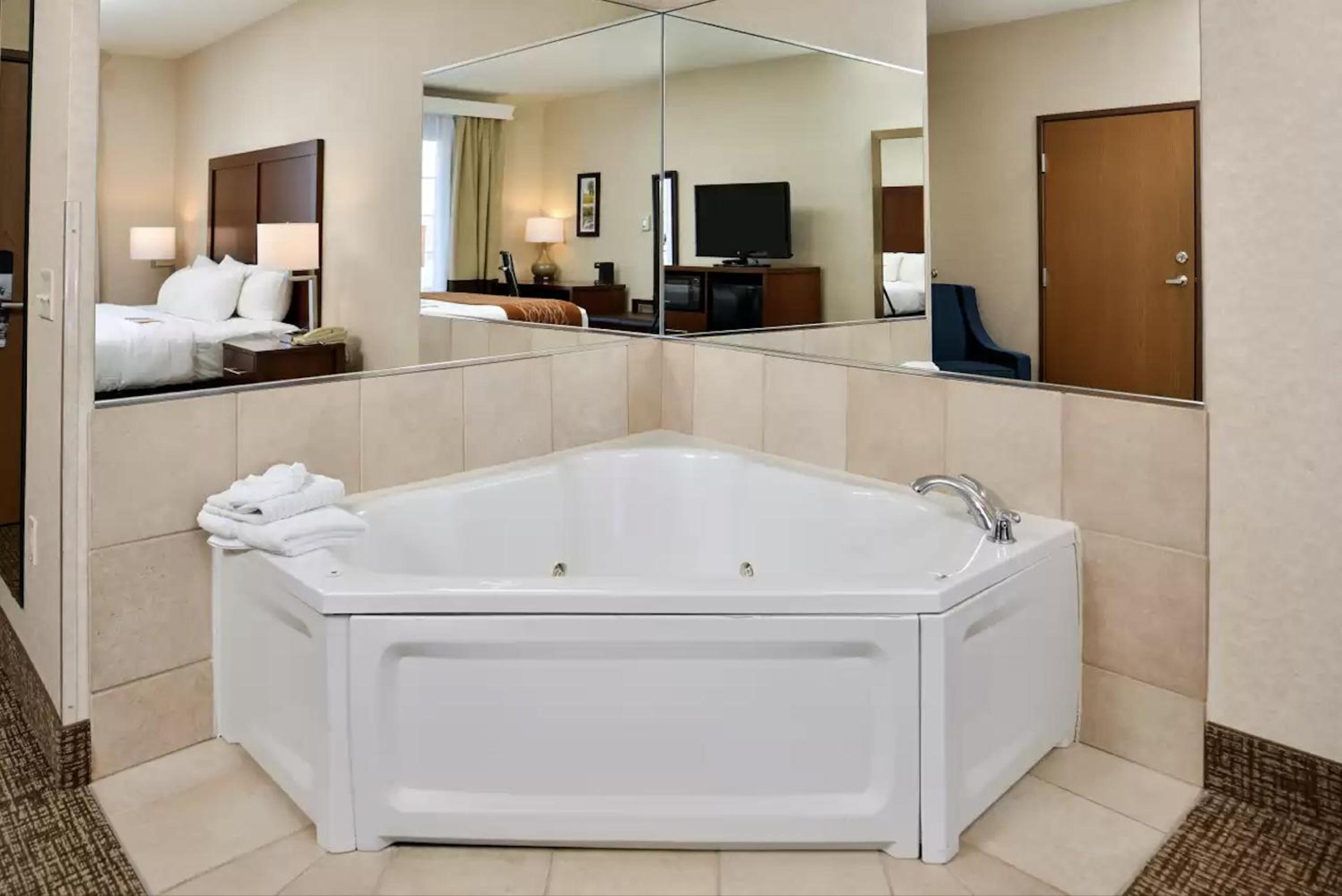 One Room Suite with Whirlpool - Non Smoking photo 1