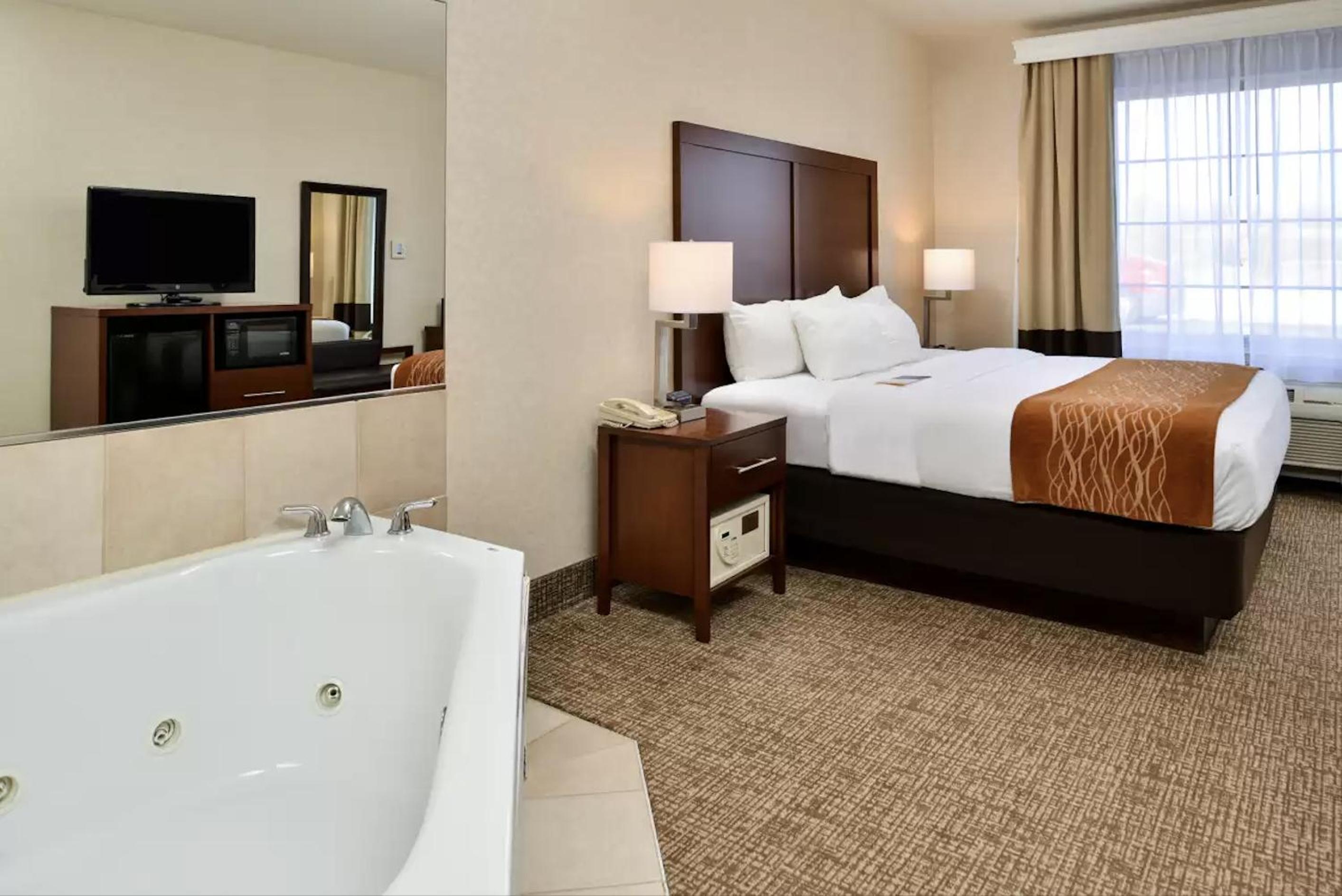 One Room Suite with Whirlpool - Non Smoking photo 2