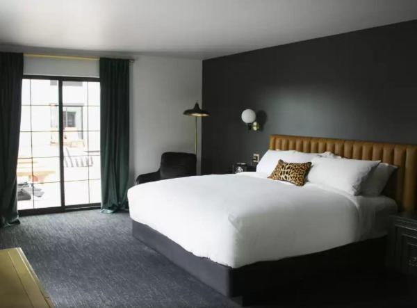 Standard King Room - Non-Smoking  - Photo 3