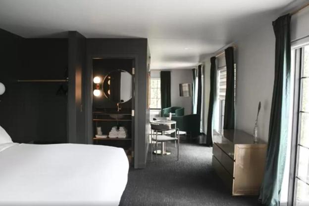 King Suite with Living Room - Non Smoking - Photo 1