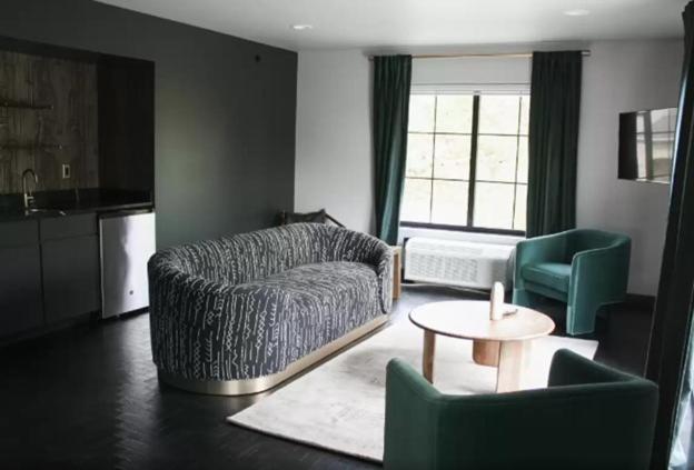 King Suite with Living Room - Non Smoking - Photo 2
