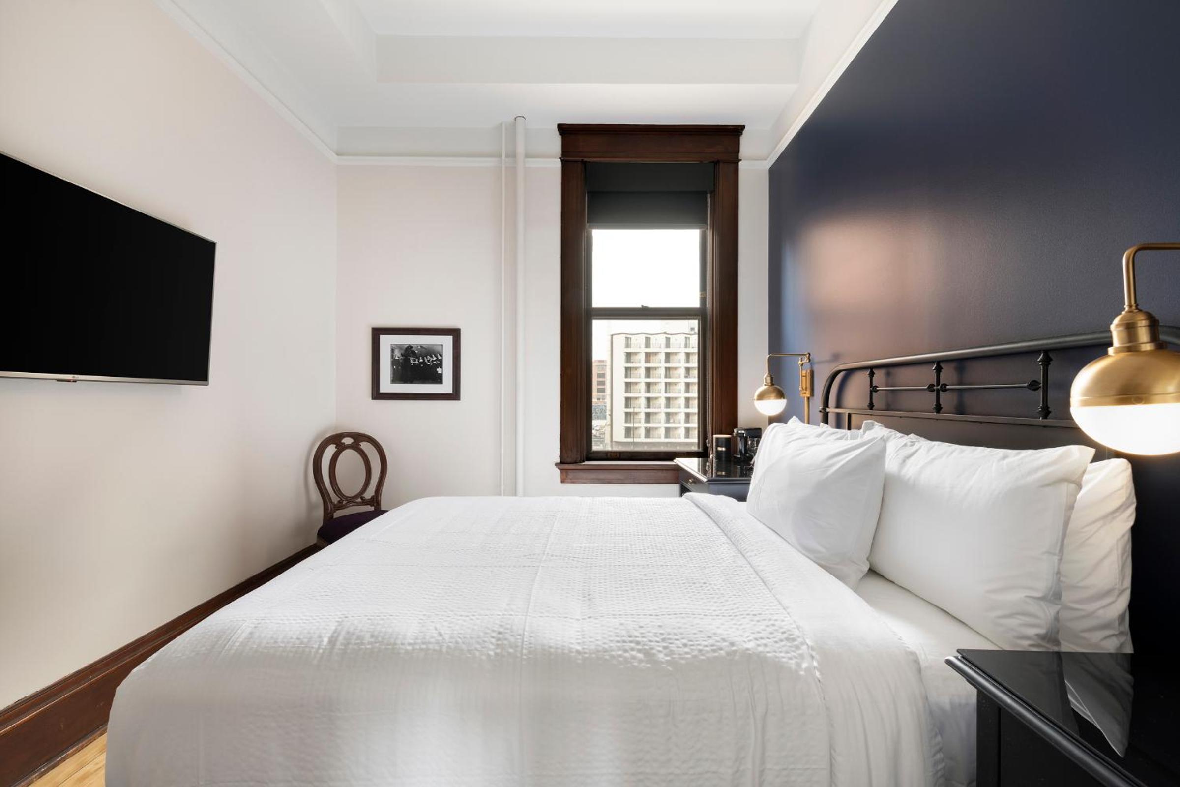 Standard Queen Room
