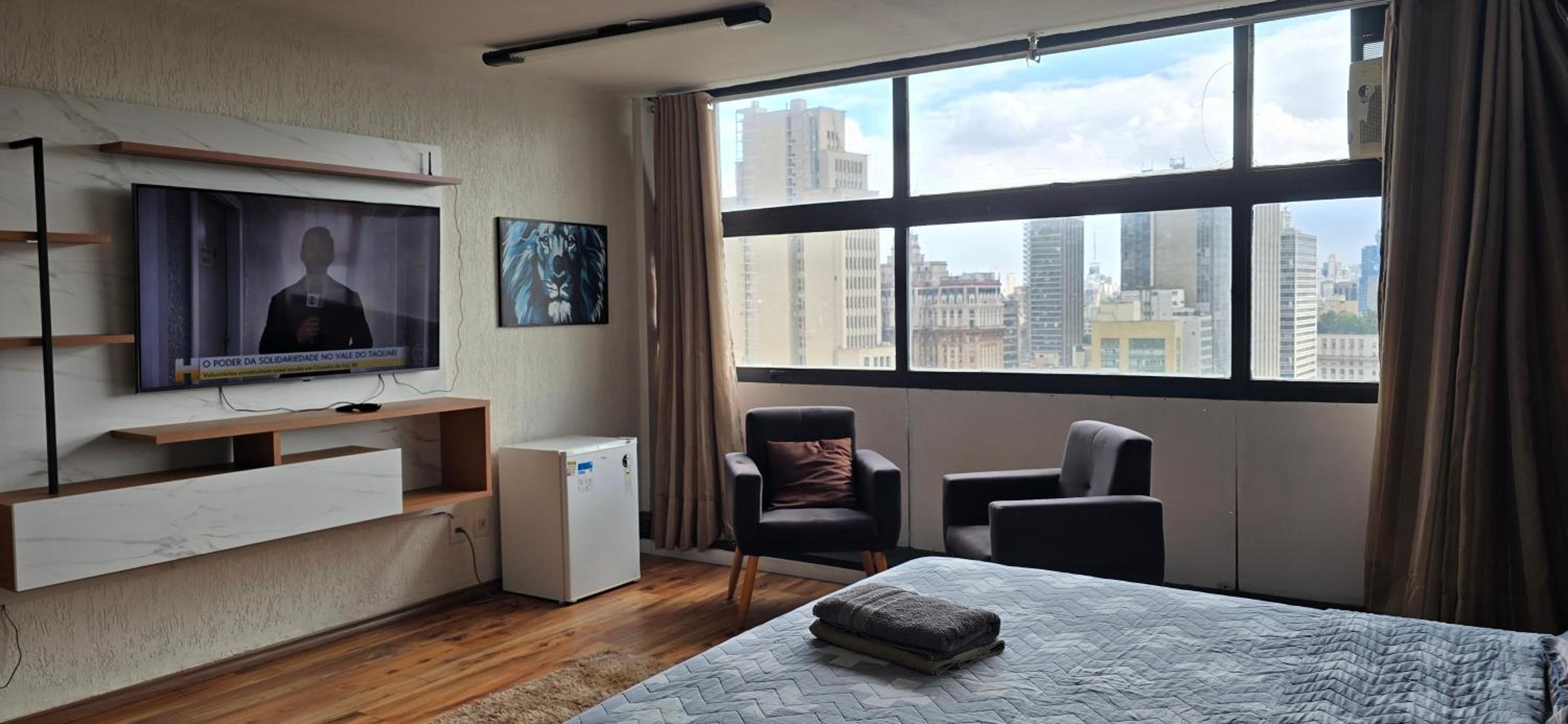 One-Bedroom Apartment with City View - Photo 3