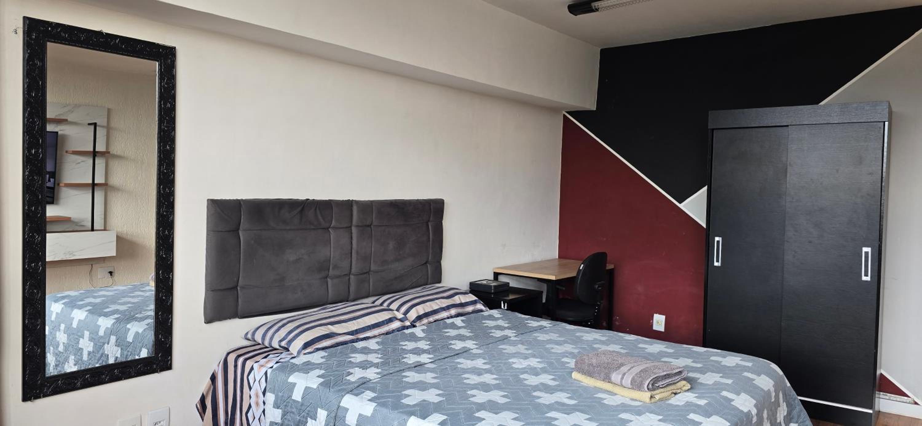 One-Bedroom Apartment with City View - Photo 4