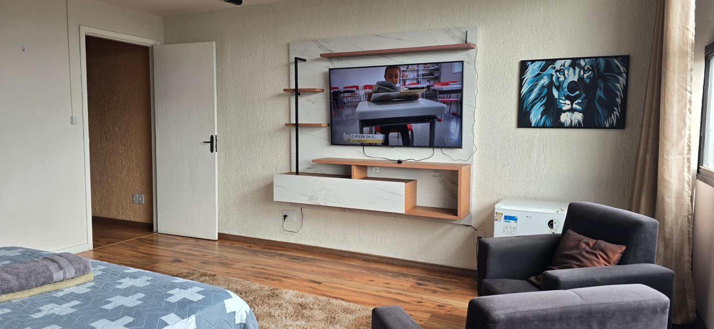 One-Bedroom Apartment with City View - Photo 7
