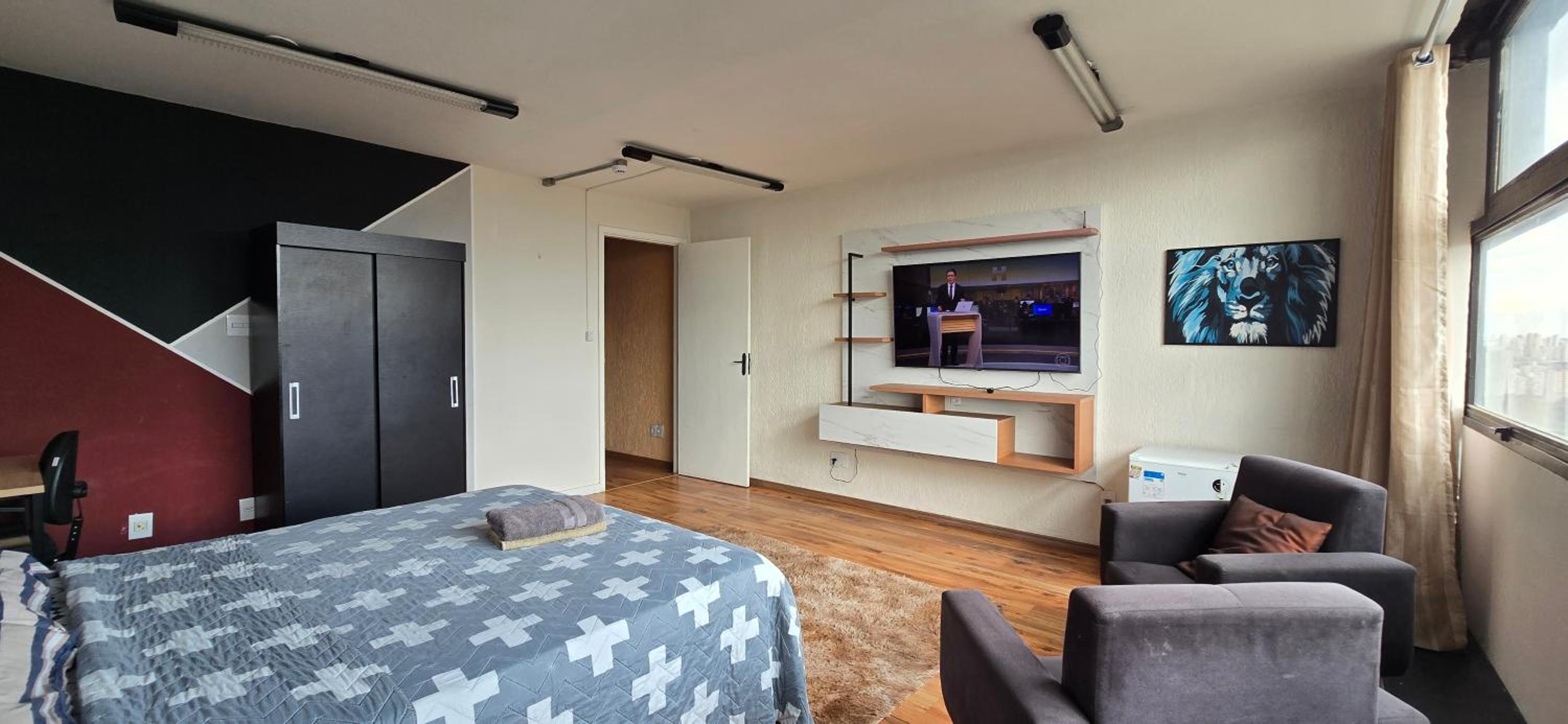 One-Bedroom Apartment with City View - Photo 5