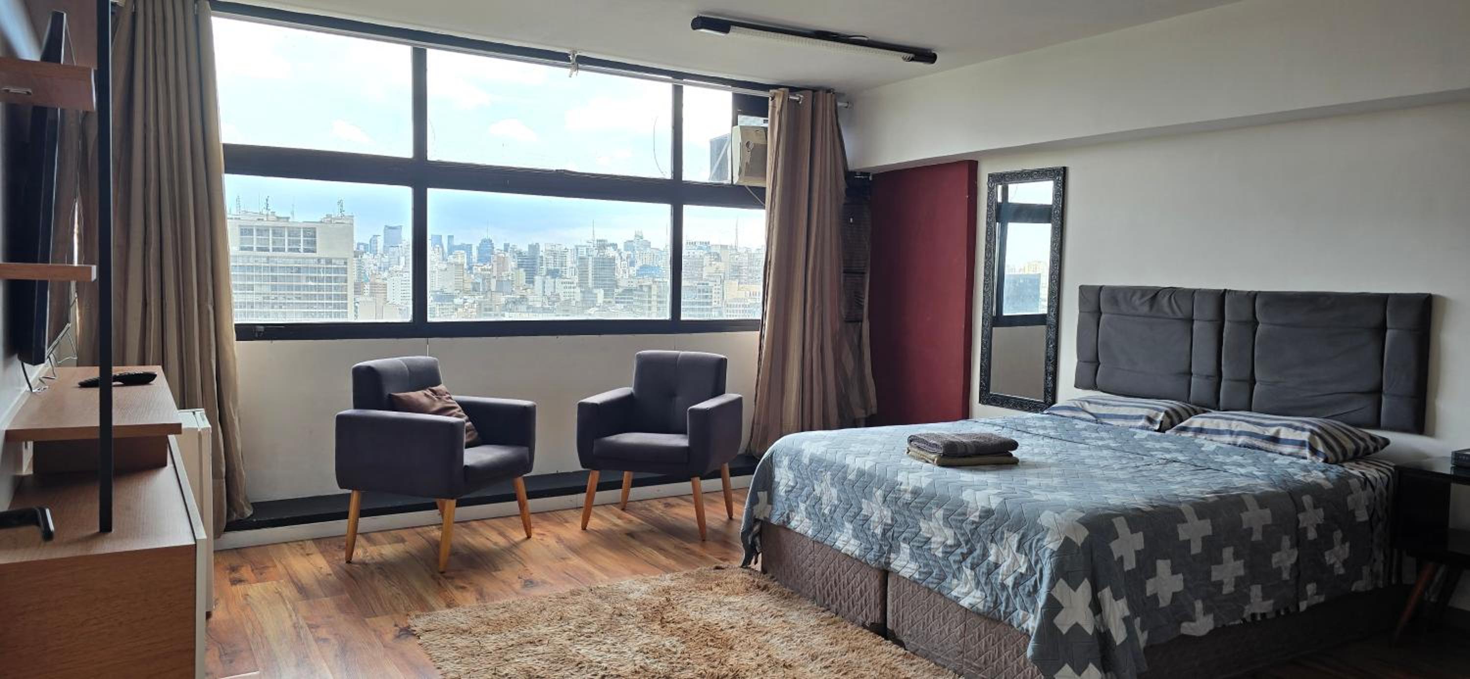 One-Bedroom Apartment with City View - Photo 8