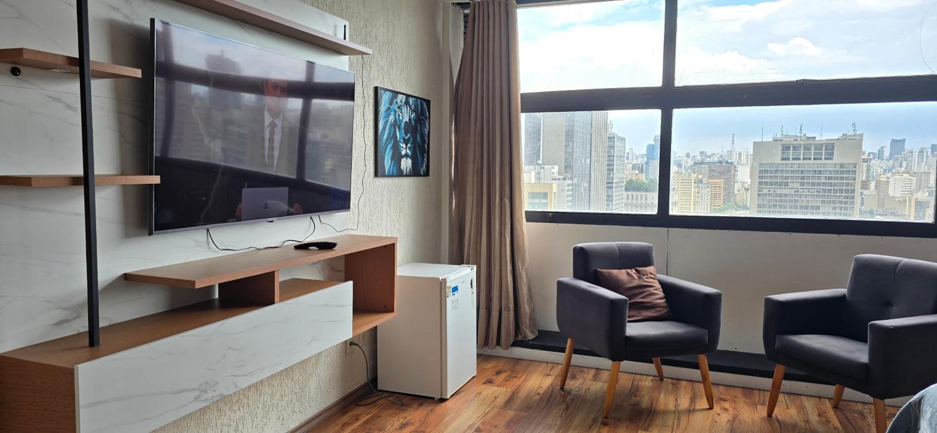 One-Bedroom Apartment with City View - Photo 17
