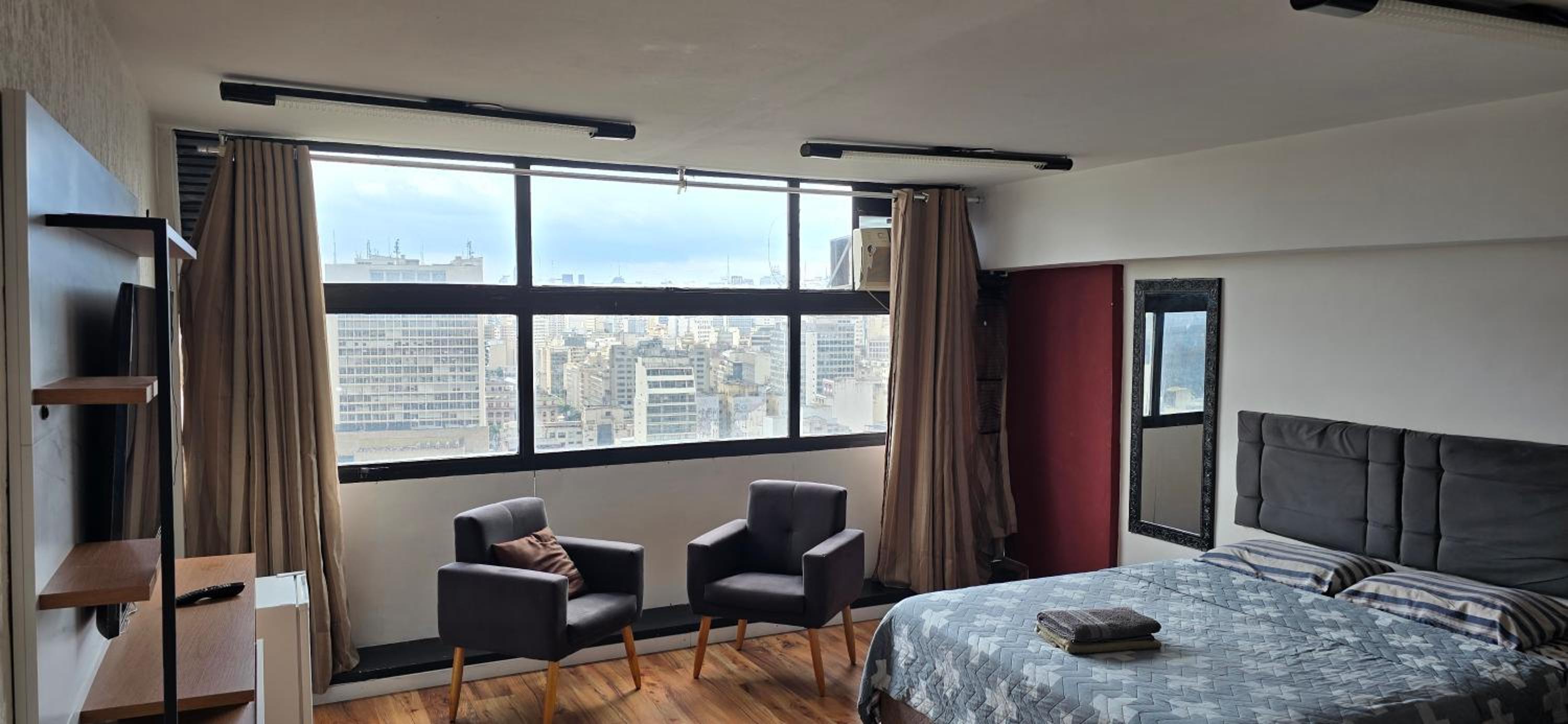 One-Bedroom Apartment with City View - Photo 18
