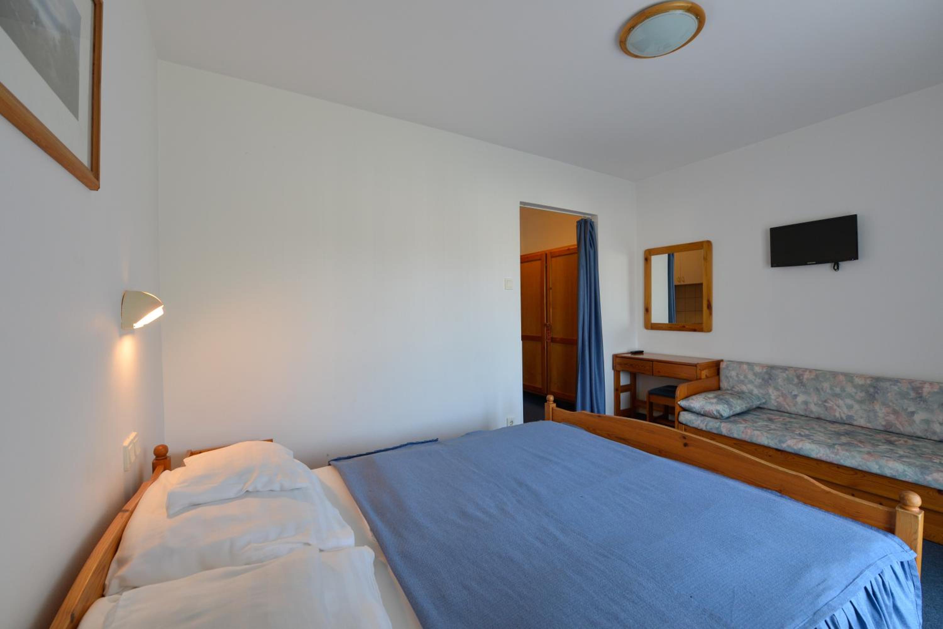 Double Room with Balcony - Photo 5