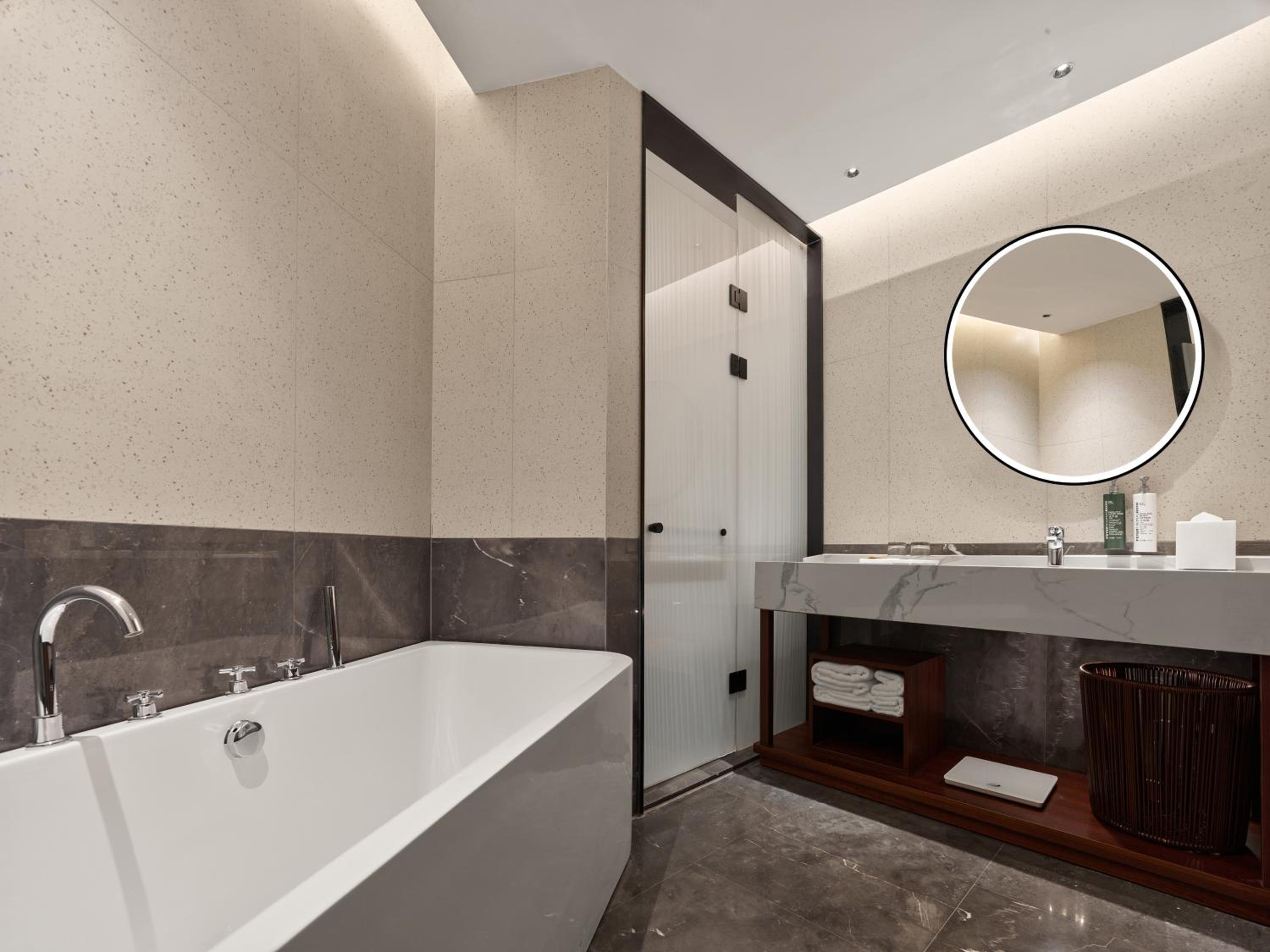 Deluxe King Suite