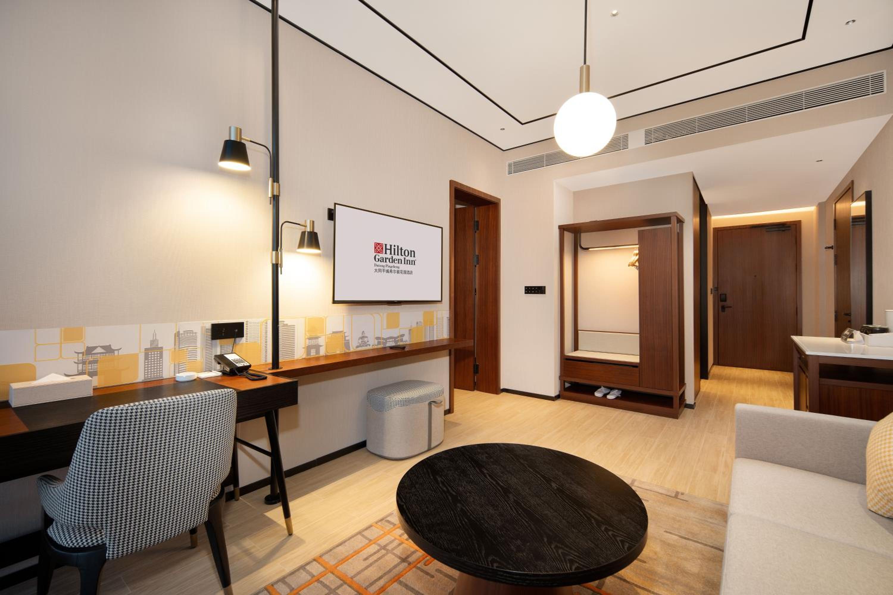 Deluxe King Suite photo 3
