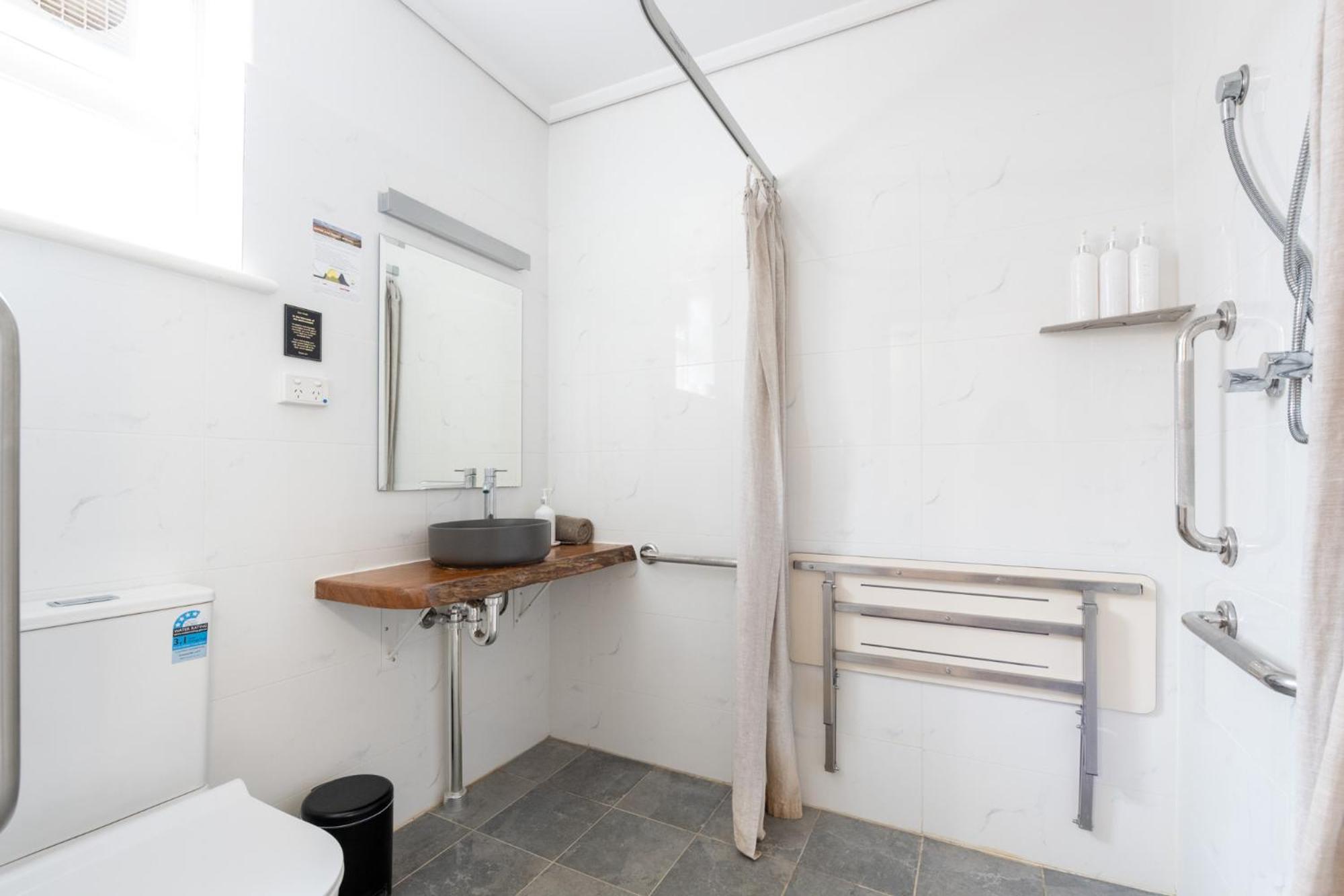 Deluxe Quadruple Room - Mawson photo 2