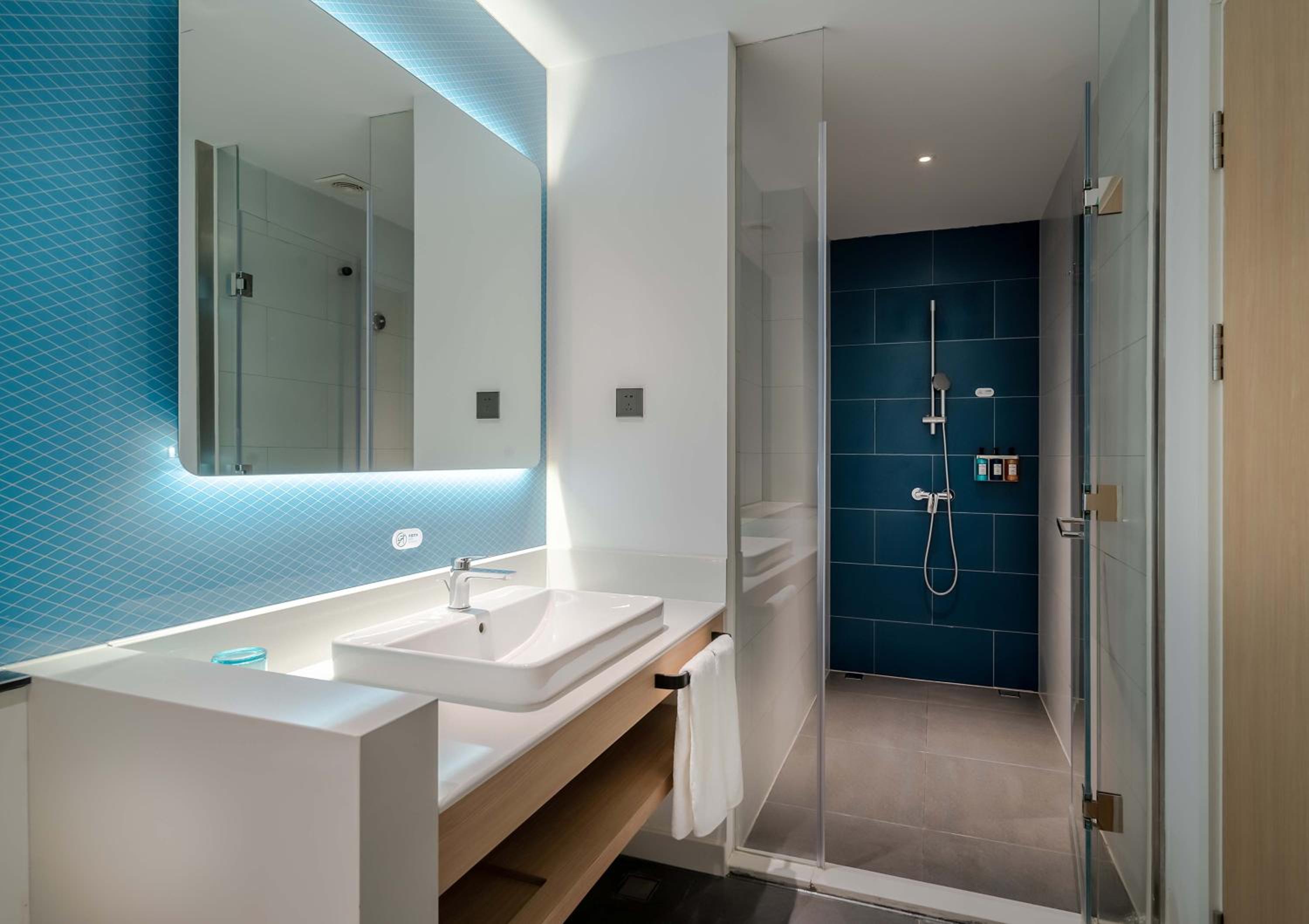 Standard King Room - Photo 3
