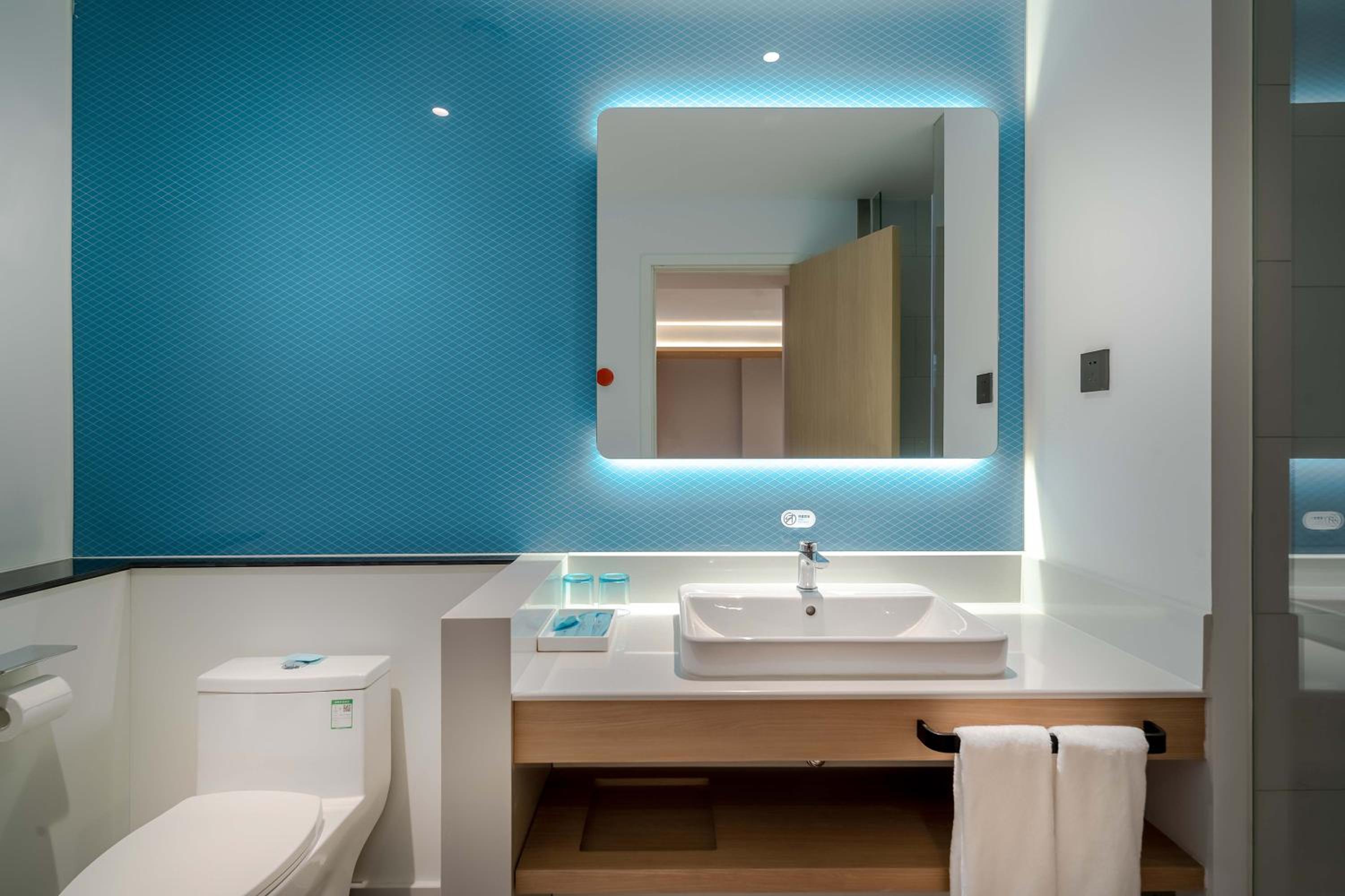 Standard King Room with Atrium View and Extra Floor Space - Photo 4