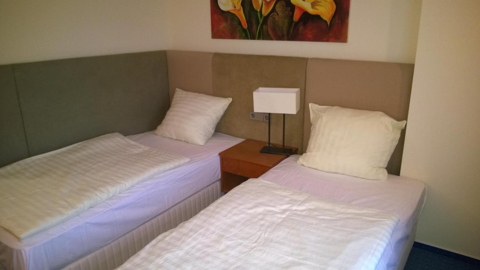 Double Room with Private Bathroom - Photo 9