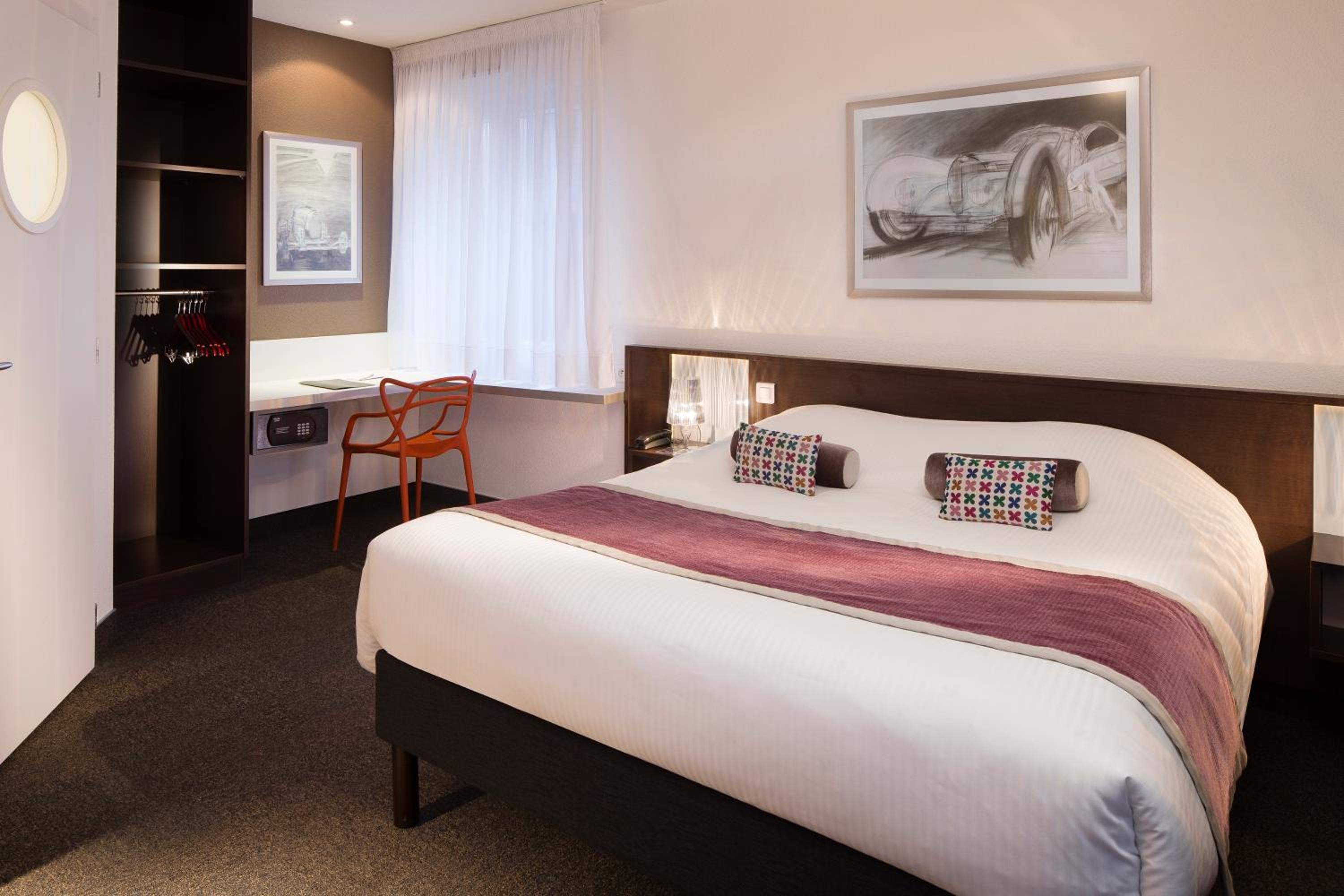 Standard Double Room - Photo 9