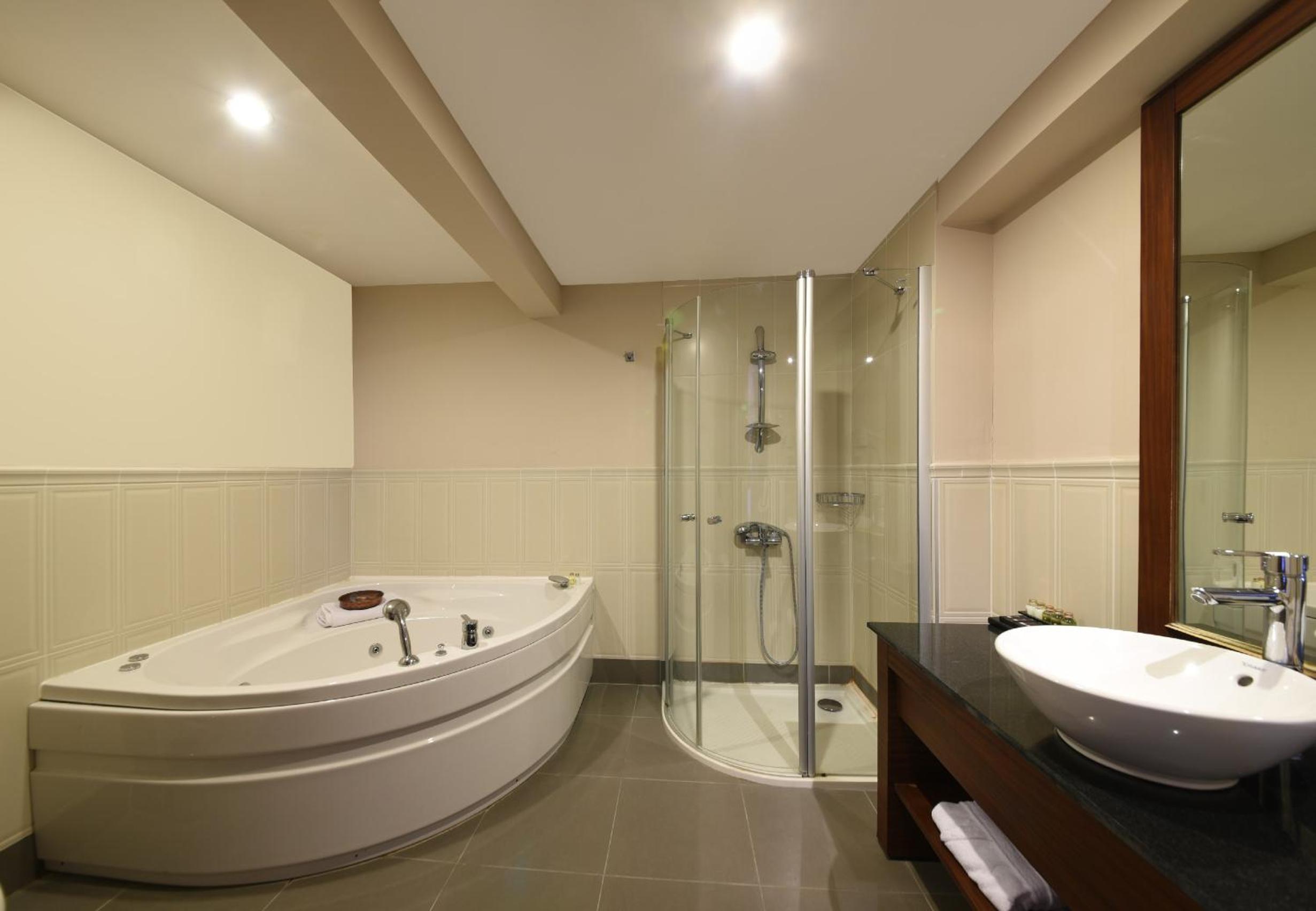 Superior Room with Spa Bath photo 3