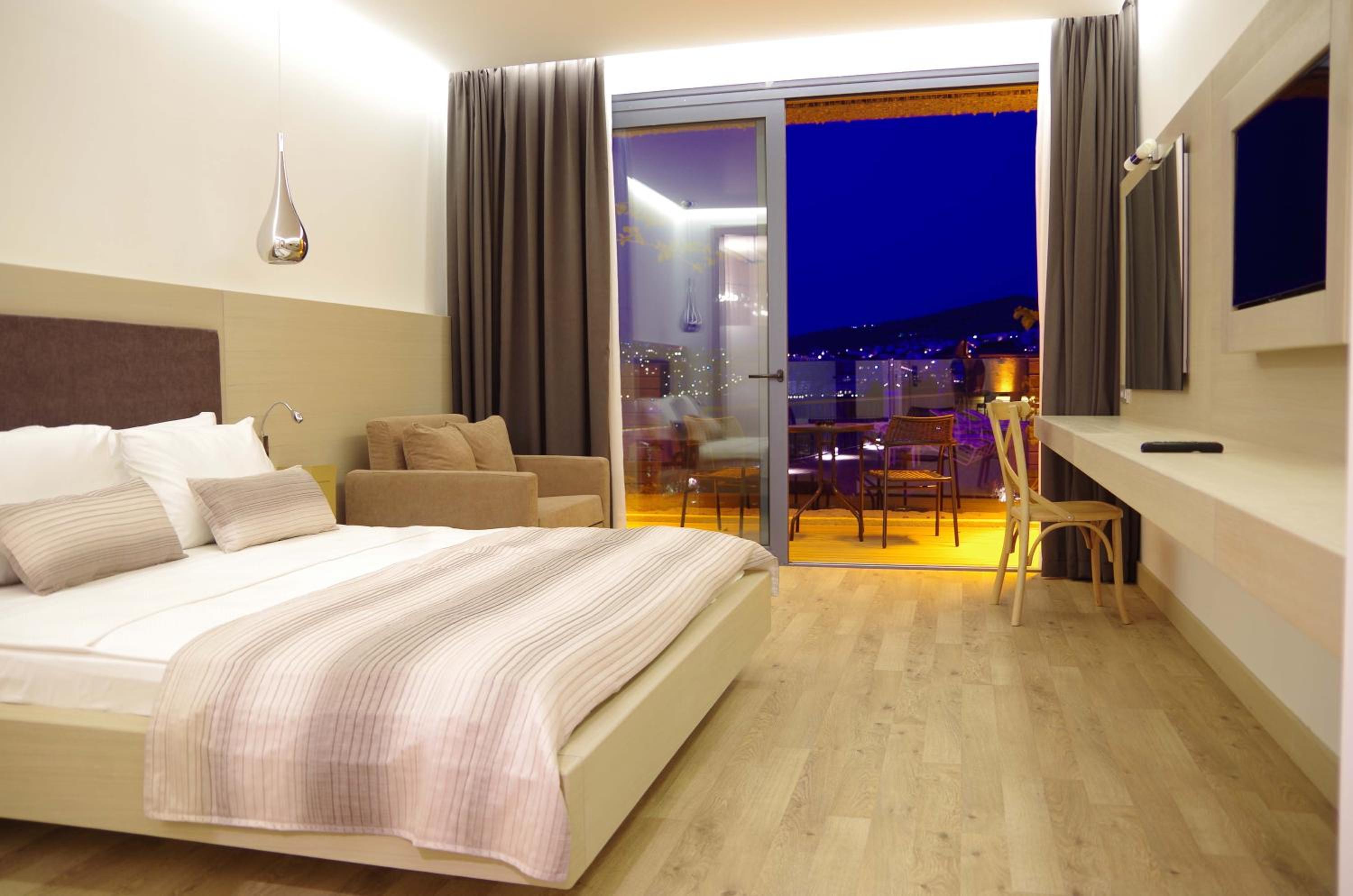 Deluxe Suite with Sea View - Photo 3