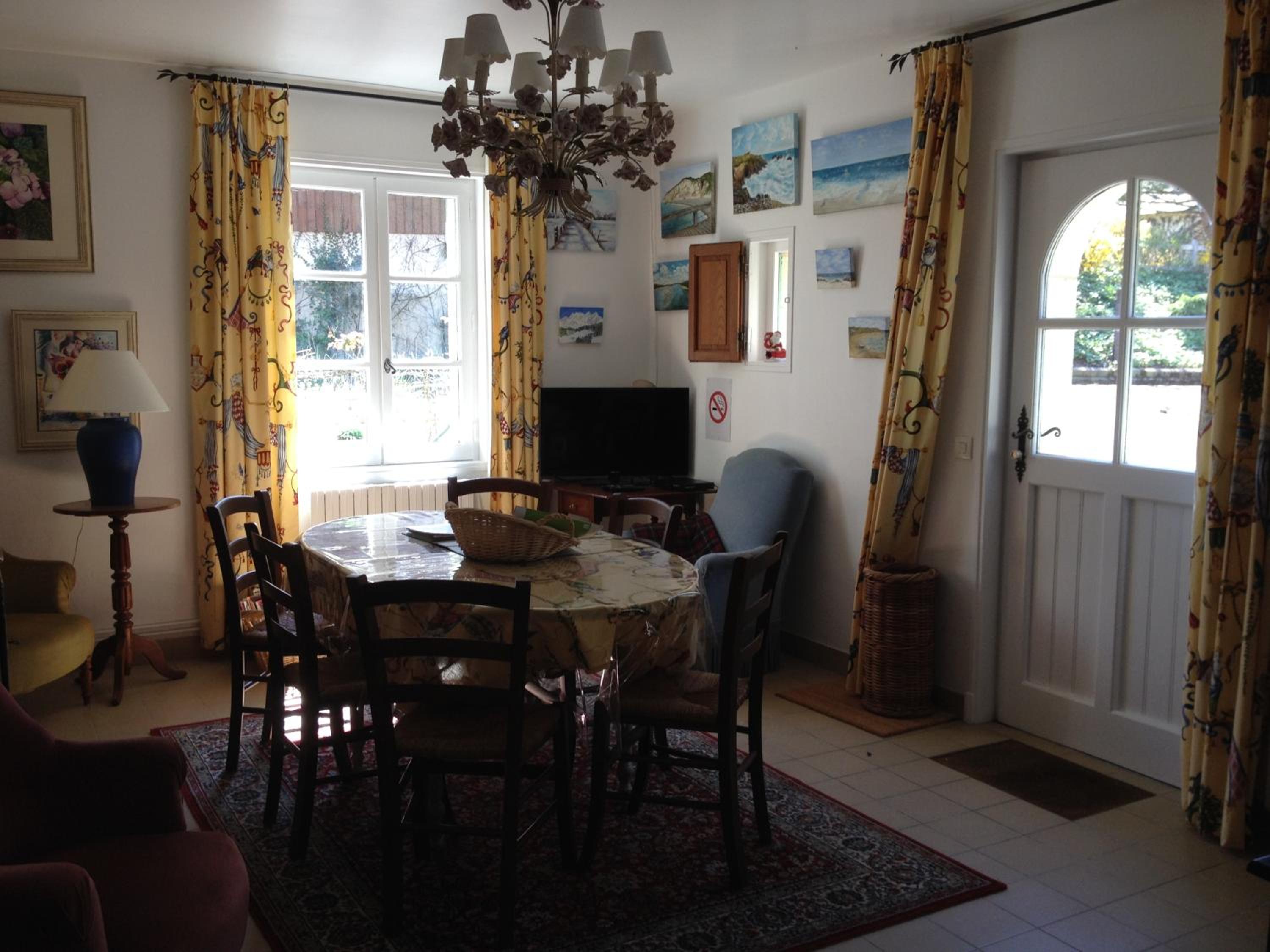 Three-Bedroom House photo 2