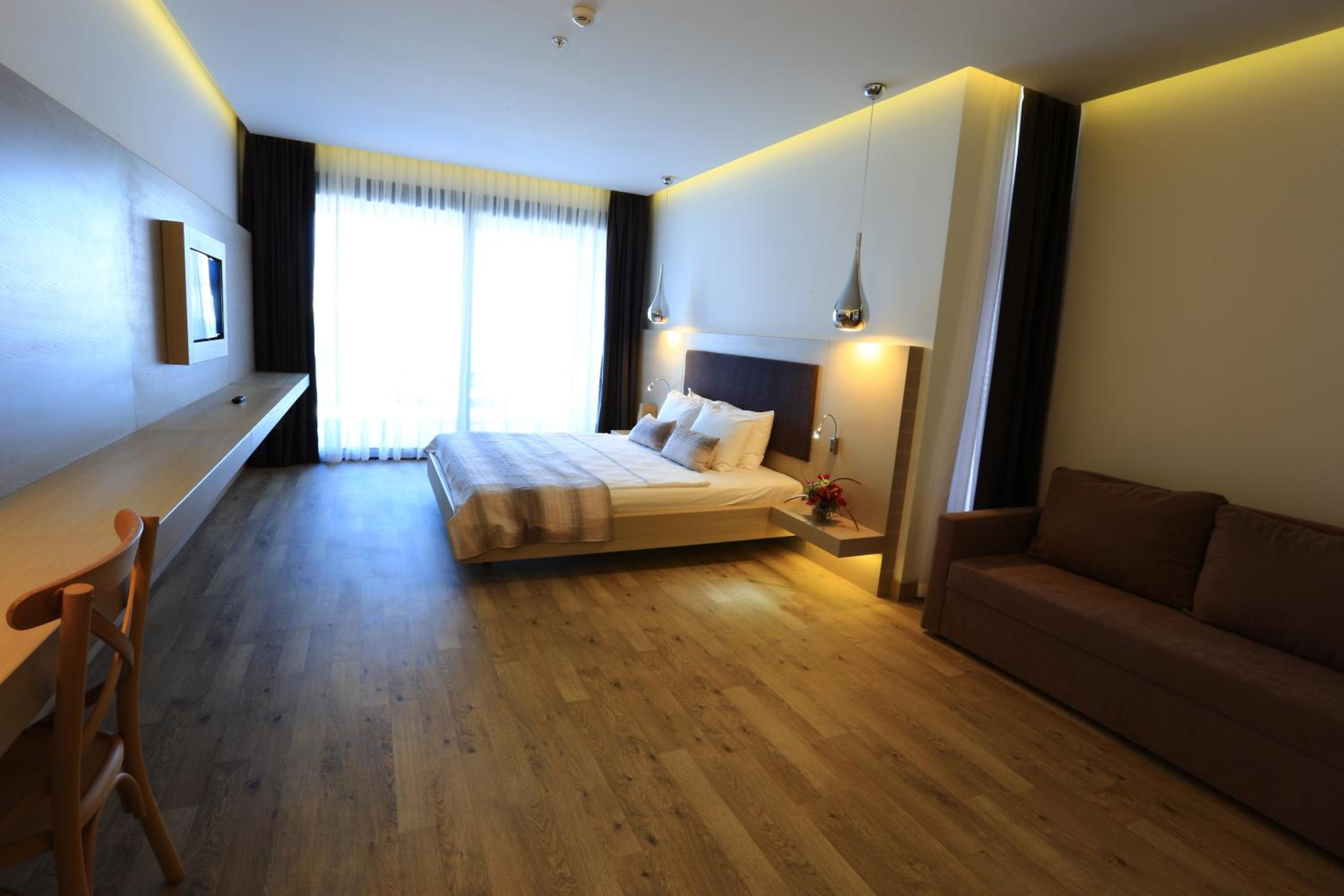 Deluxe Suite with Sea View - Photo 4