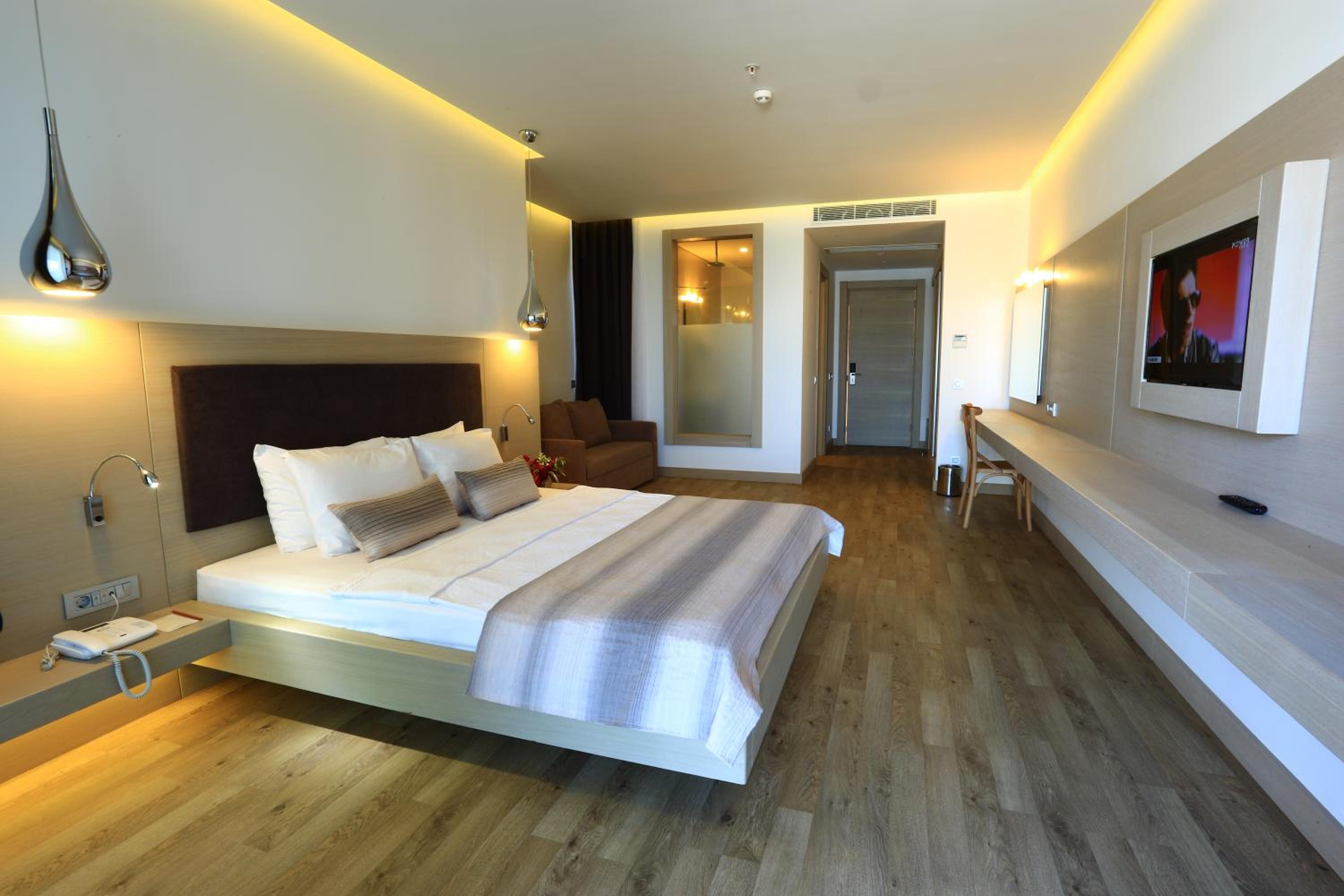 Deluxe Suite with Sea View - Photo 2
