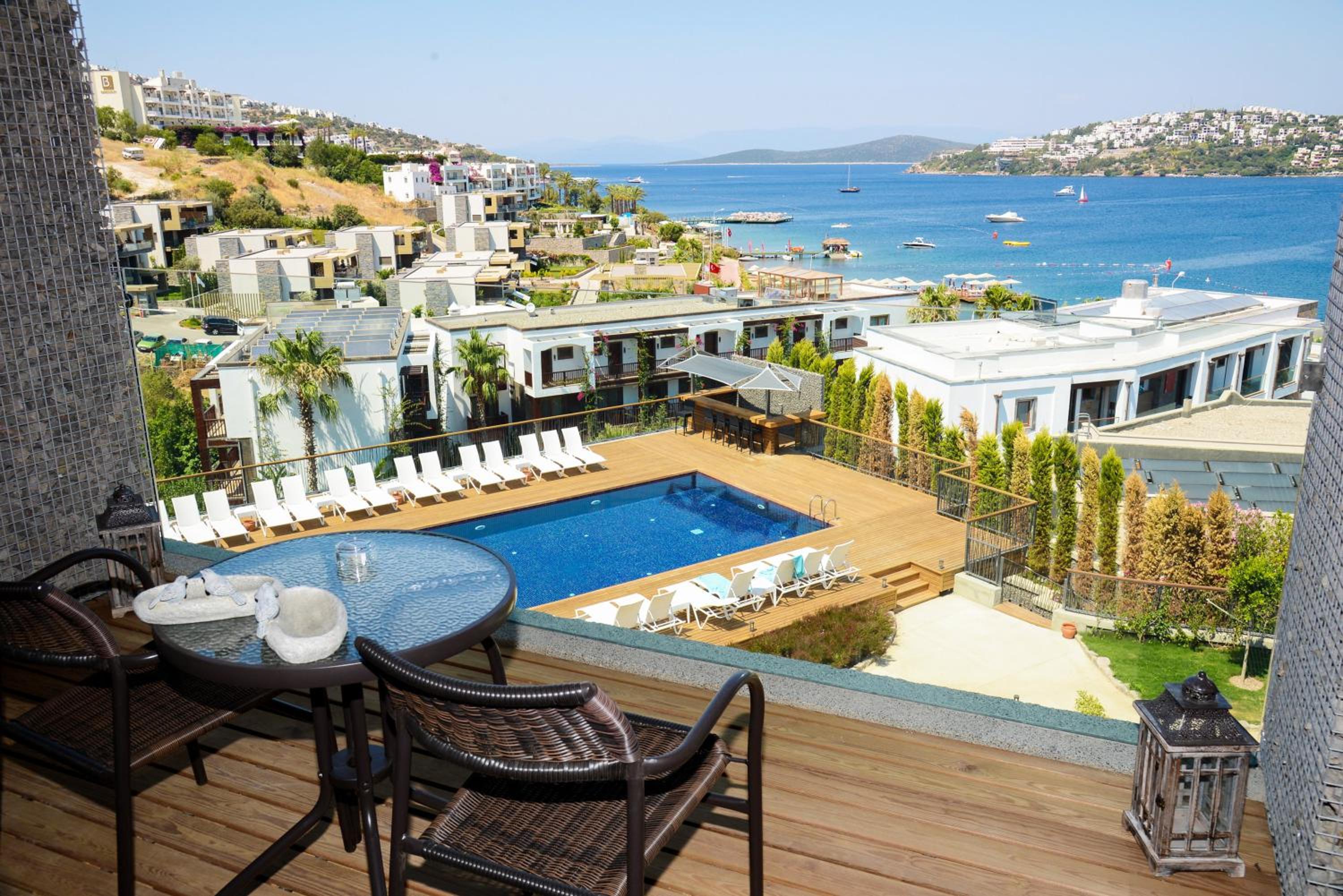 Deluxe Suite with Sea View - Photo 7