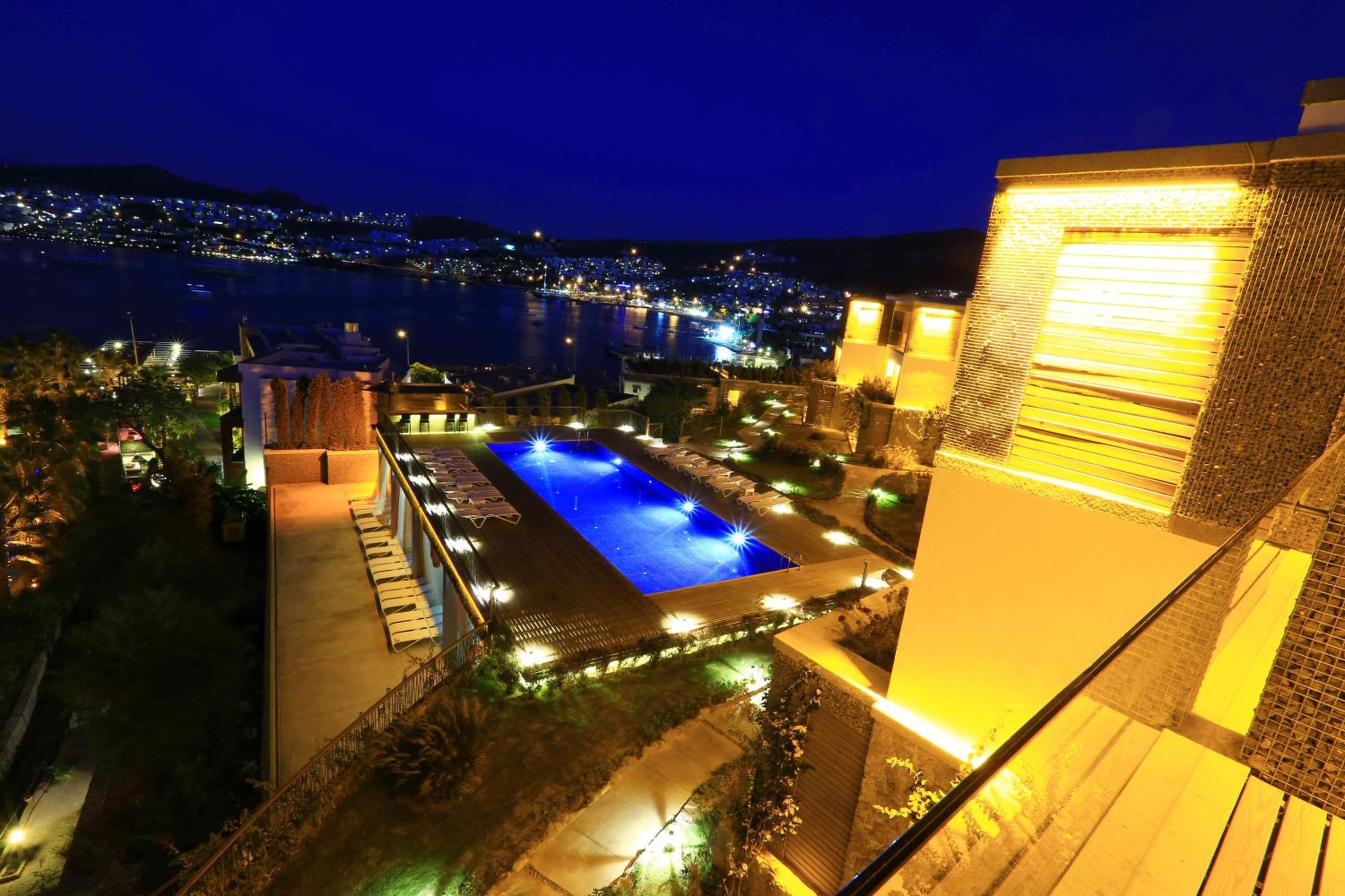 Deluxe Suite with Sea View - Photo 8