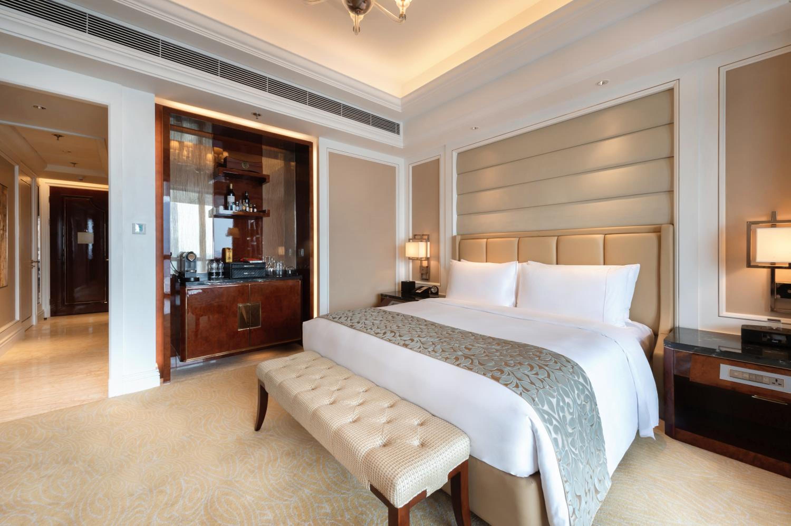 1 King Bed, Square View, Guest Room