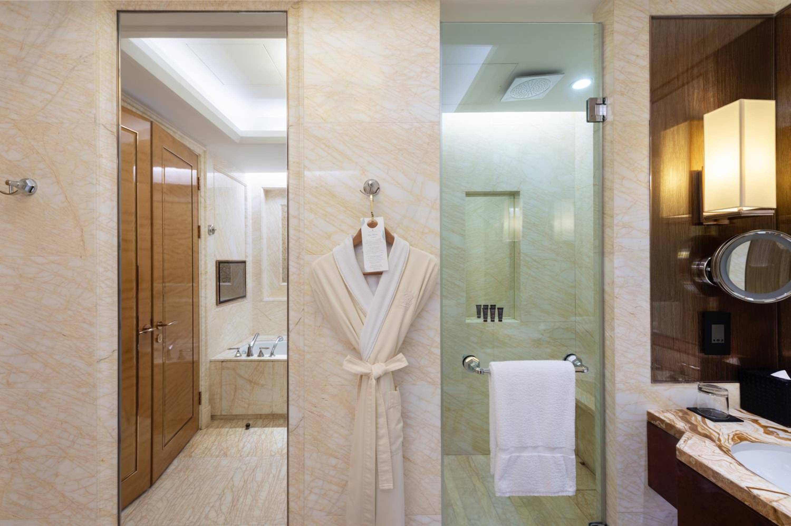 1 King Bed, Square View, Club Lounge Access, Guest Room