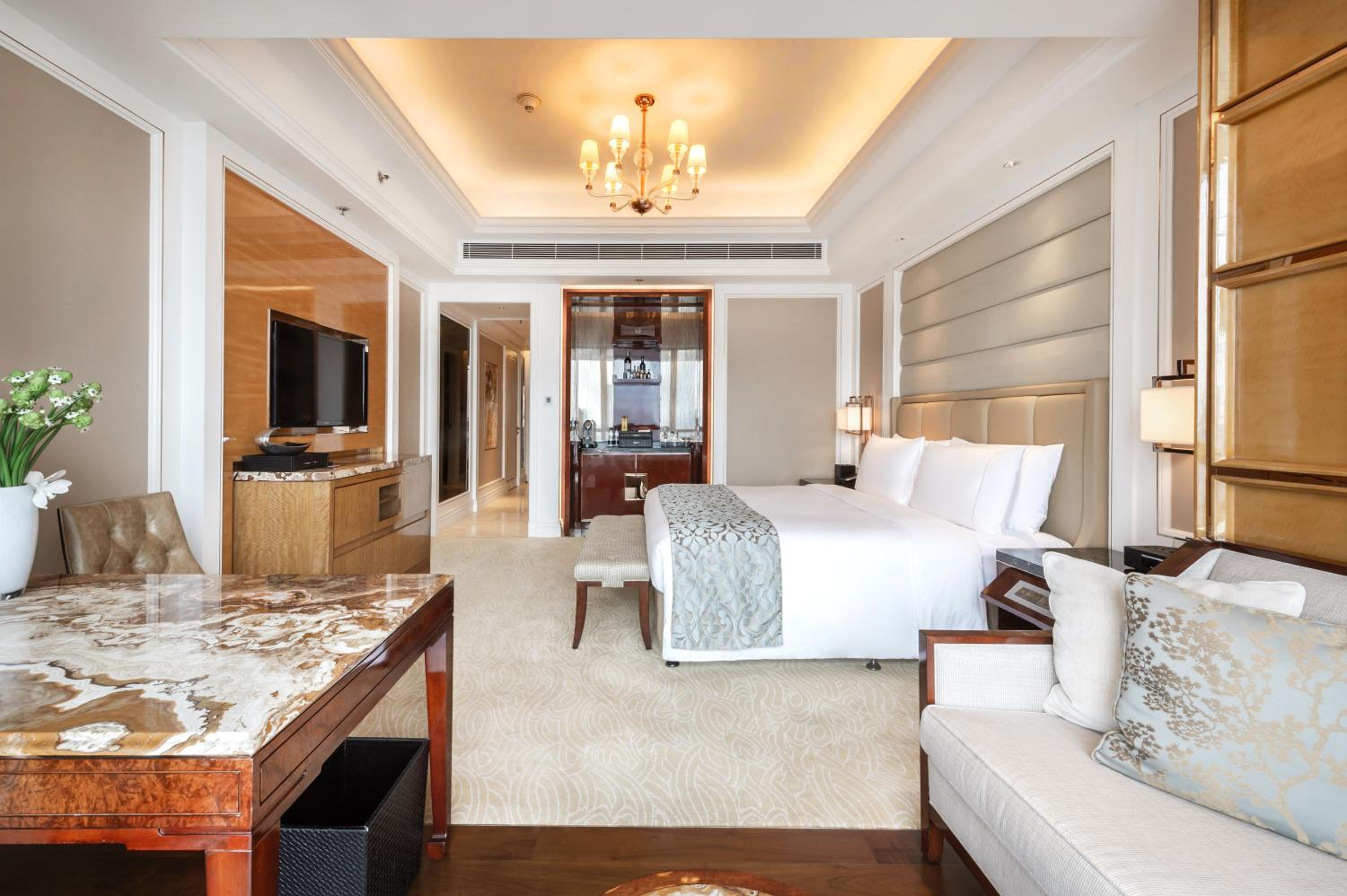 1 King Bed, Square View, Club Lounge Access, Guest Room