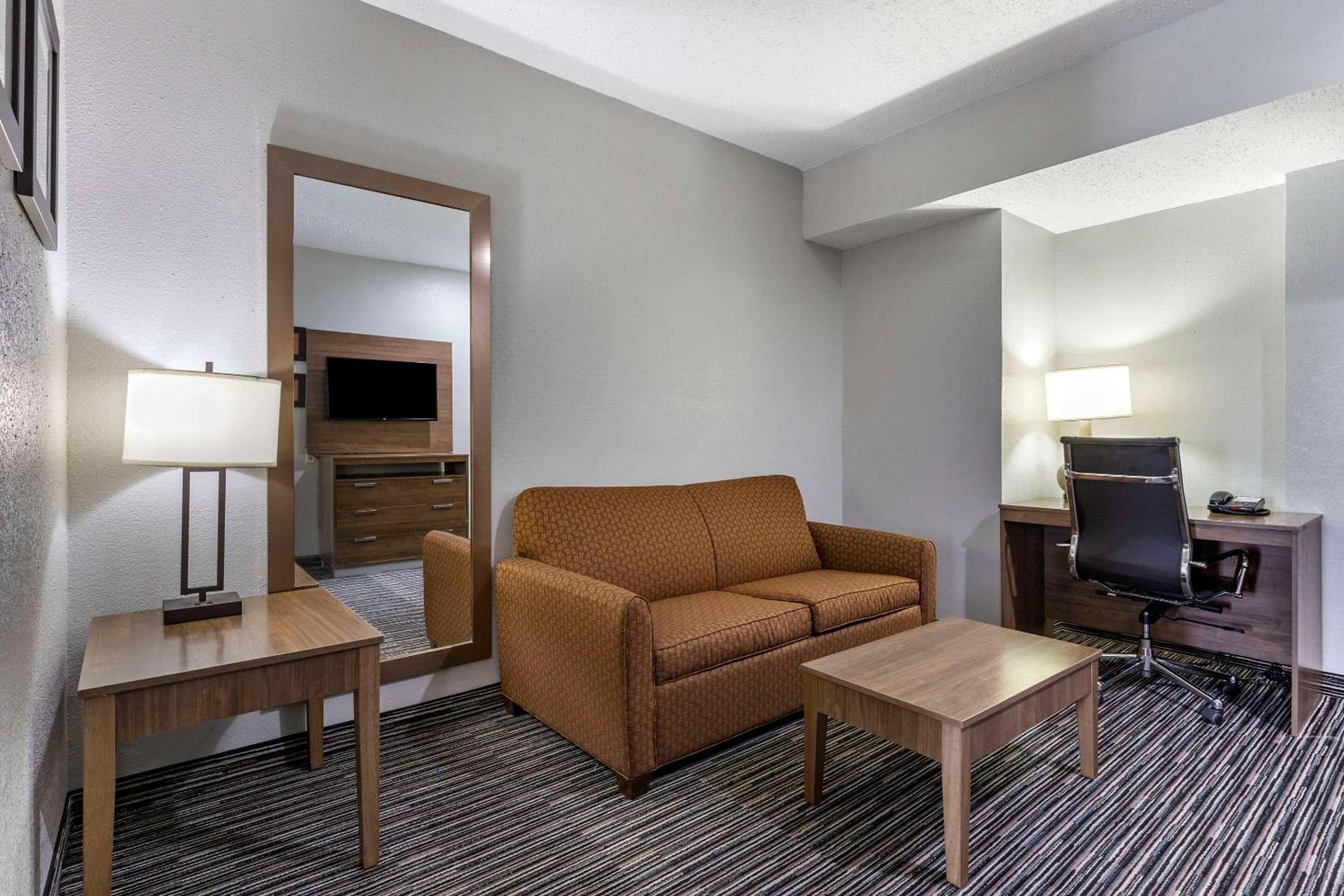 Large King Suite - Non Smoking - Photo 2