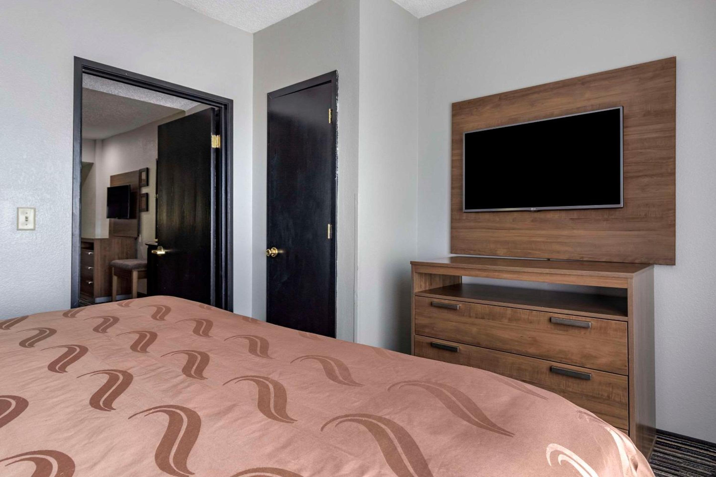 Large King Suite - Non Smoking - Photo 4