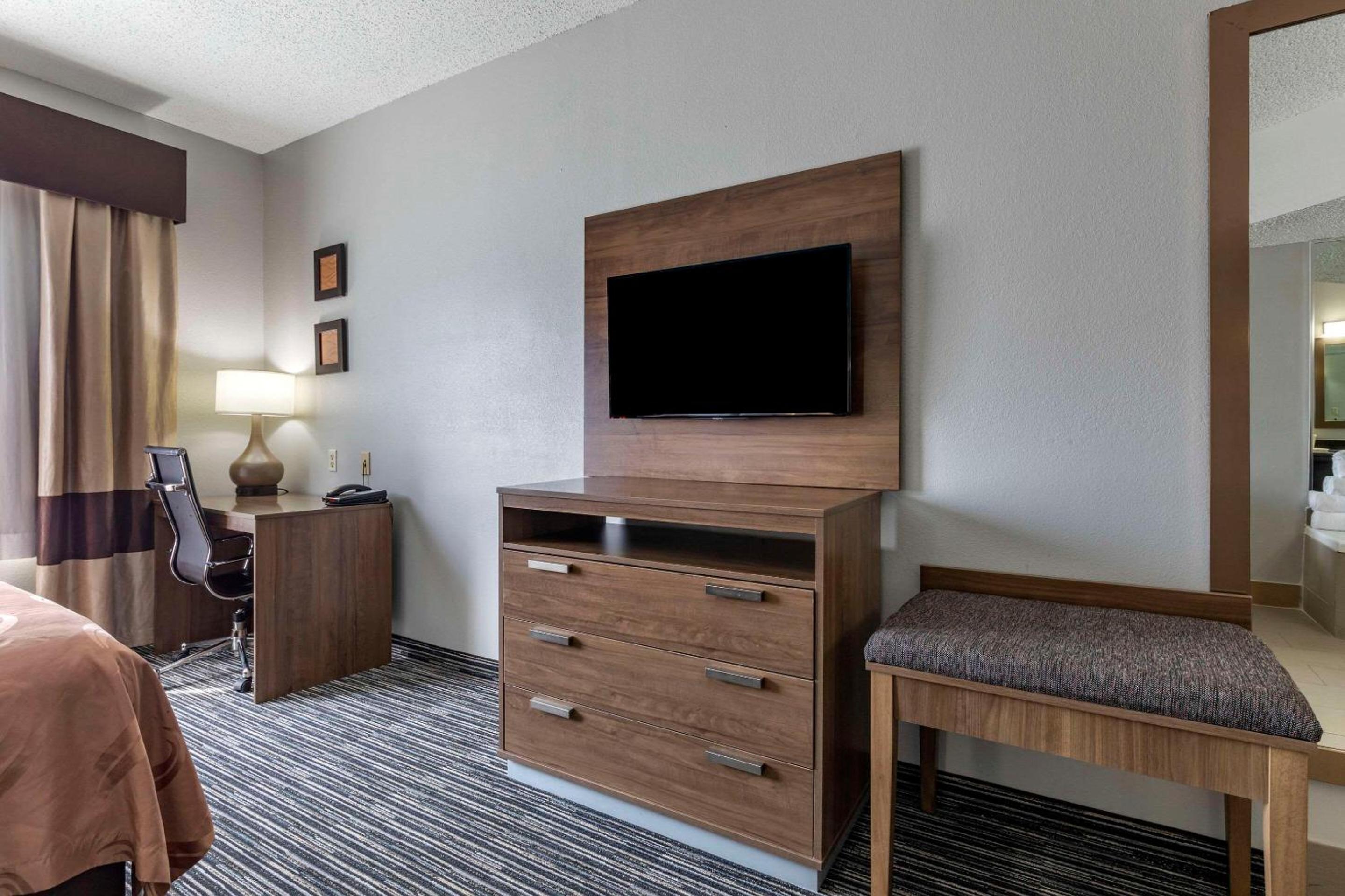 Large King Suite - Non Smoking - Photo 5